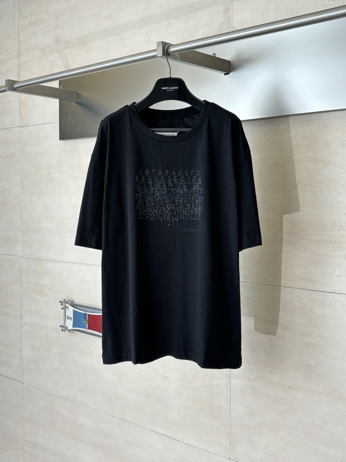 P130 Maison Margiel*/Camiseta de manga corta holgada con estampado de números MM6. En el pecho se utiliza el clásico es…