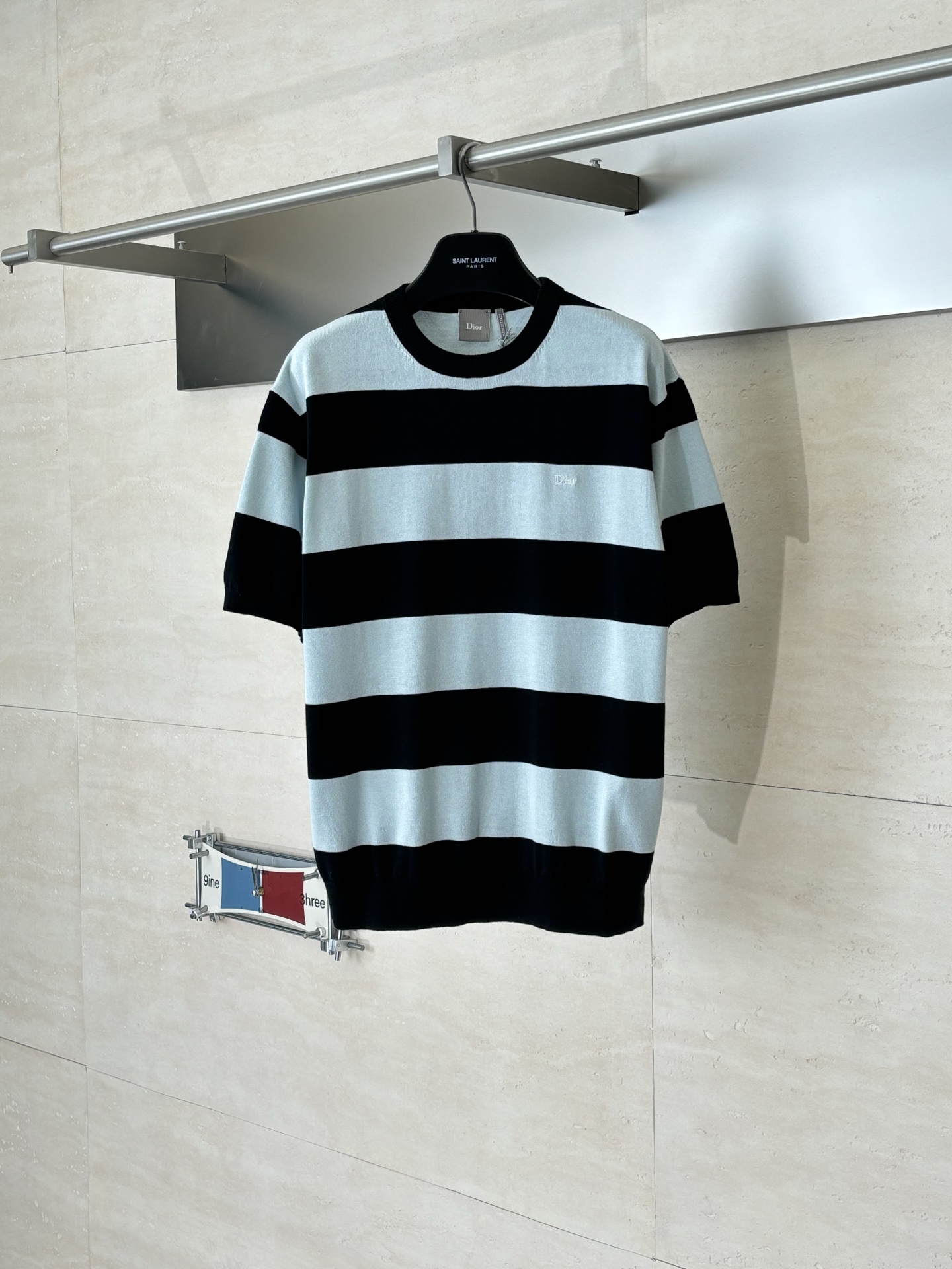 P215 Dio*/Dior Camiseta de manga corta de punto con cuello redondo y logo de letra ancha bordado en negro y azul. Adopt…