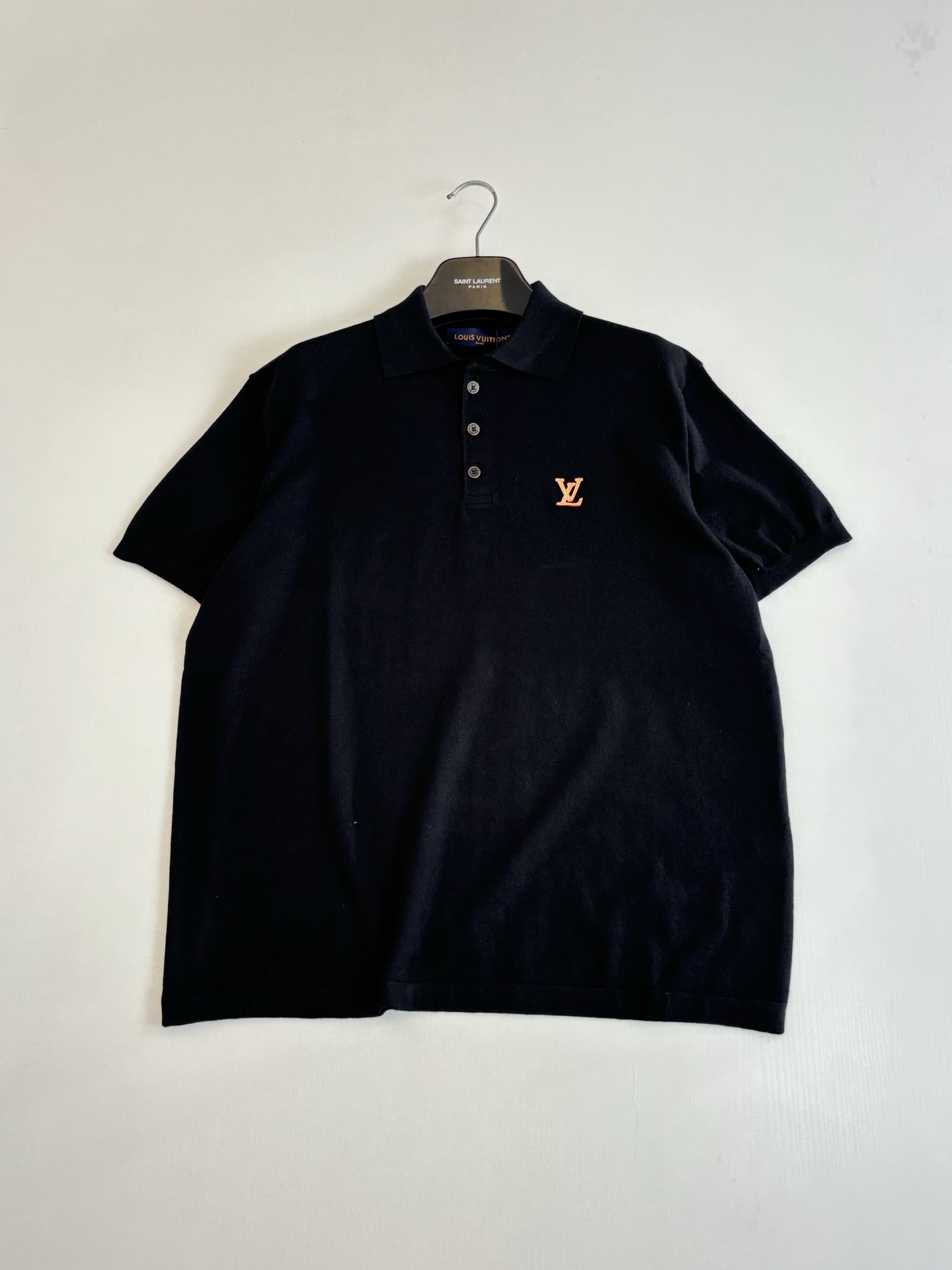 Louis Vuitton 1V/路易 SS26 春夏新款 徽标皮标刺绣三扣Polo领短袖