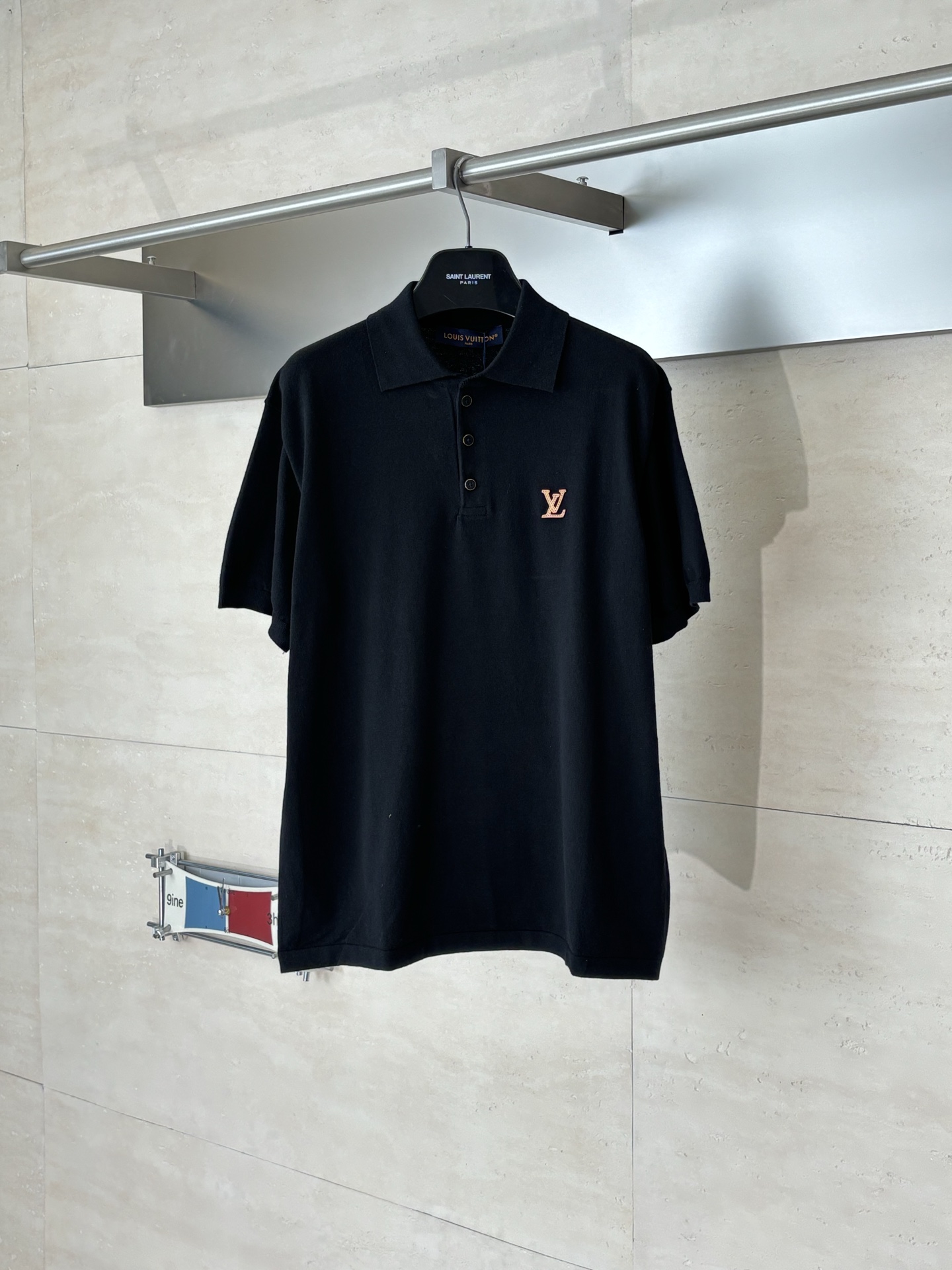 Louis Vuitton 1V/路易 SS26 春夏新款 徽标皮标刺绣三扣Polo领短袖