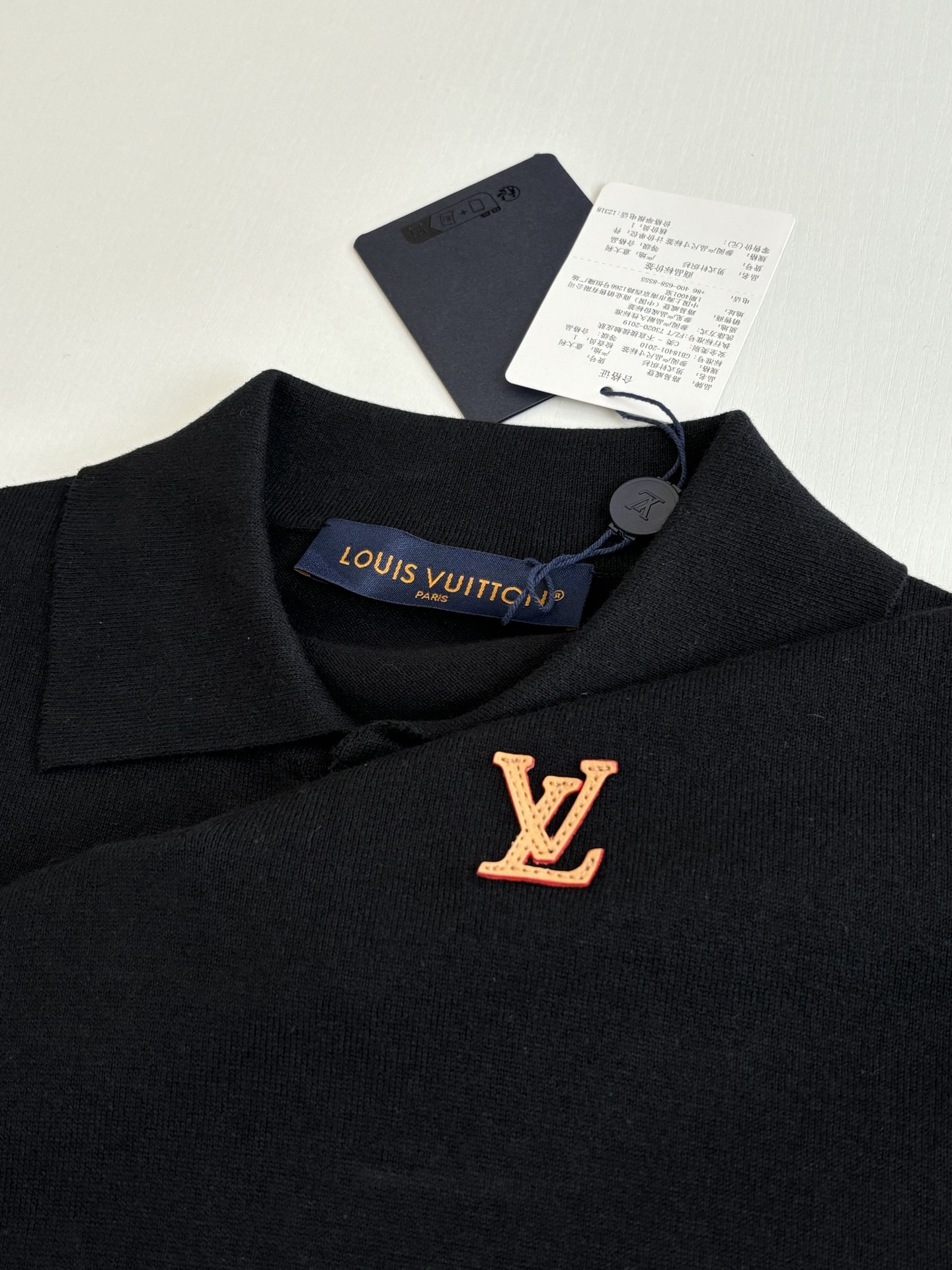 Louis Vuitton 1V/路易 SS26 春夏新款 徽标皮标刺绣三扣Polo领短袖
