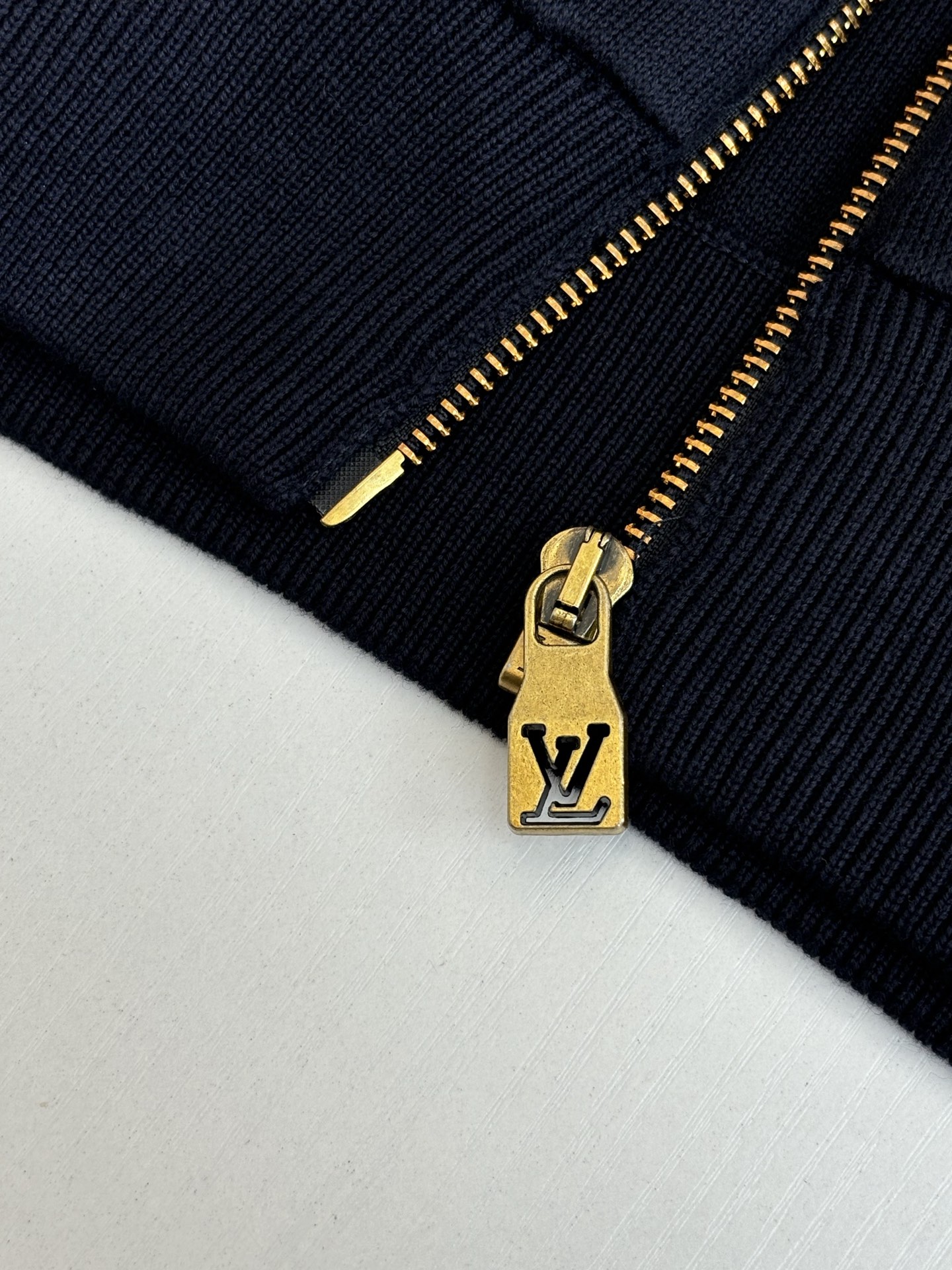 Louis Vuitton 1V/路易 SS26 标识皮标刺绣连帽拉链针织毛衣外套
