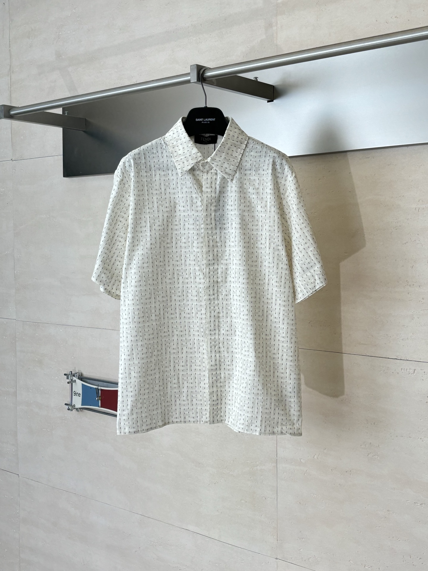 P205 Fend*/Fendi Conjunto de camisa de manga corta con bordado FF y estampado integral, nueva primavera-verano 26. La c…