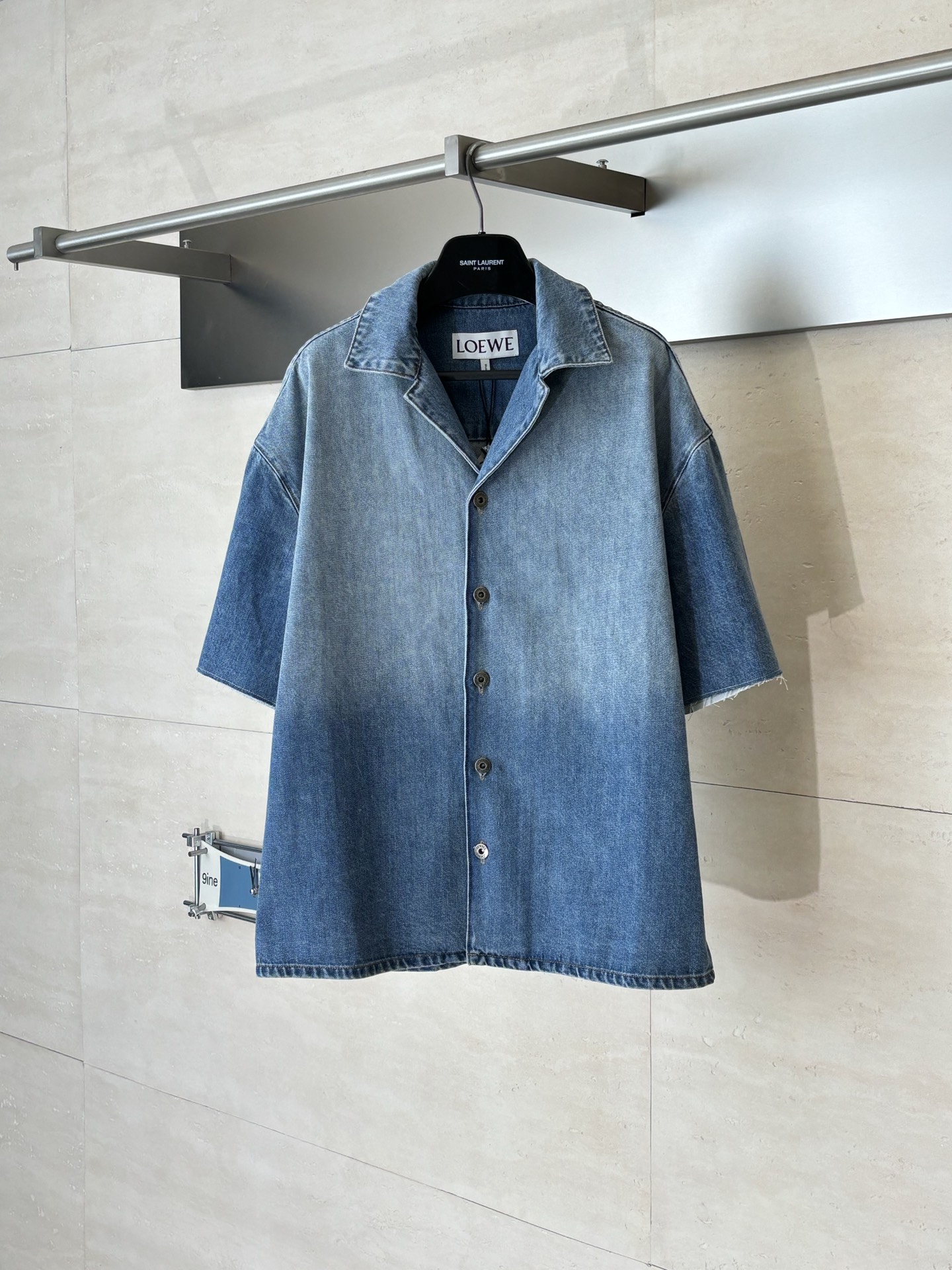 P223 Lowe*/罗意威 SS26 camisa vaquera de manga corta con lavado degradado Anagram. En las mangas hay un gran logo Anagram …