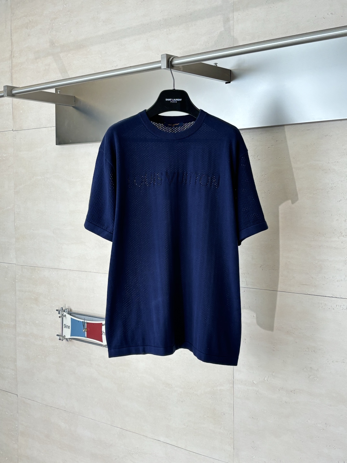 NO:845714,1V/Louis SS26 letter jacquard mesh knitted short-sleeved T-shirt. The body is made of breathable mesh knitted fabric. The upper part (including the chest logo area) is densely meshed. The inside of the collar is a hollow mesh design, which is both breathable and high-end. The LOUIS VUITTON brand letters are embroidered with the same color mesh technology on the chest. The letter 'V' is integrated into the brand's classic Monogram presbyopic elements, which is low-key and highly recognizable.  SizeS/M/L/XL,,louis vuitton,louis vuitton,T-shirt,tees,t-shirt,198609091V/路易 SS26 字母提花网眼针织短袖T恤 衣身采用透气网眼针织面料,上半部分（含胸标区域）为密集网眼,领口内侧为镂空网眼设计,兼具透气性与高级感,胸前以同色网眼工艺绣制 LOUIS VUITTON 品牌字母,其中字母“V”融入品牌经典Monogram老花元素,低调且辨识度拉满. SizeS/M/L/XL,,louis vuitton,louis vuitton,T-shirt,tees，t-shirt,,Men's clothing