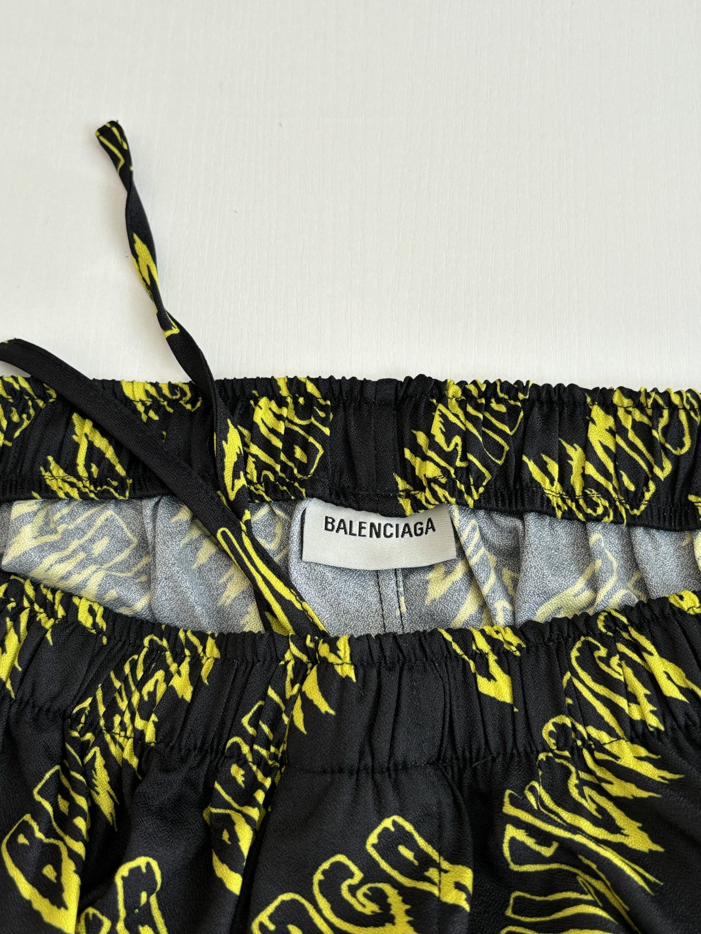 Balenciaga Balenciag*/巴黎 26SS 满印涂鸦字母短裤