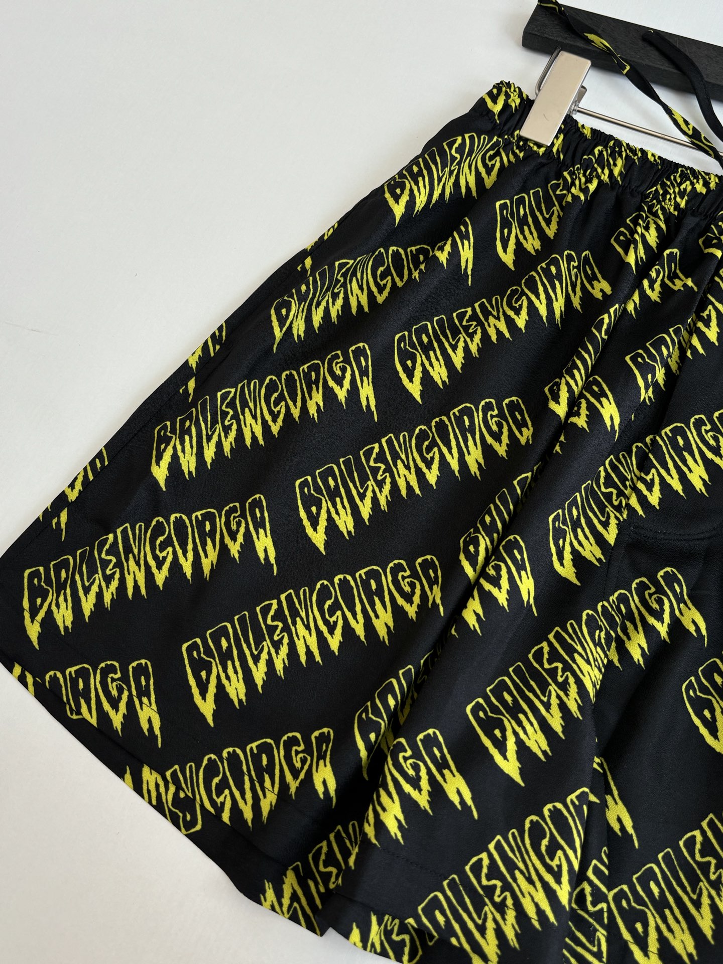 Balenciaga Balenciag*/巴黎 26SS 满印涂鸦字母短裤