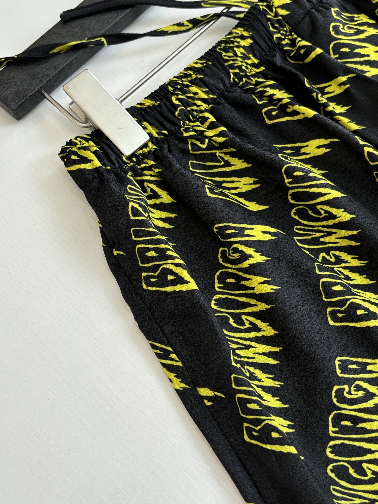 Balenciaga Balenciag*/巴黎 26SS 满印涂鸦字母短裤