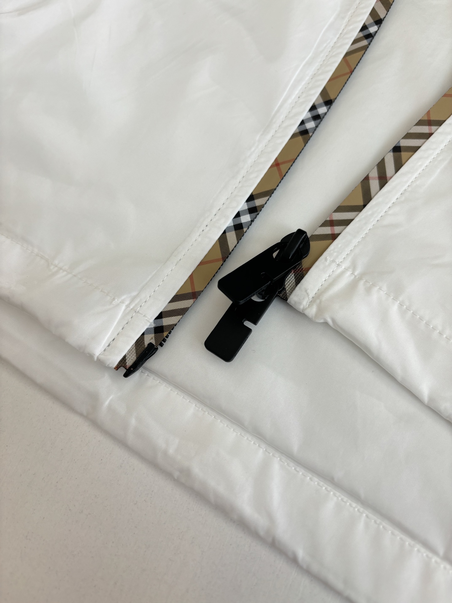 Burberry Burberr*/巴宝莉 格纹饰带尼龙连帽防晒服外套
