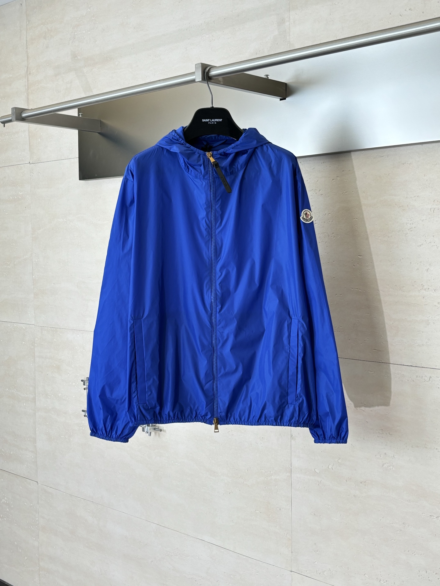 P225 Moncle*/Montclair Chaqueta cortavientos ligera con capucha y etiqueta clásica. Tejido importado ligero y repelente…