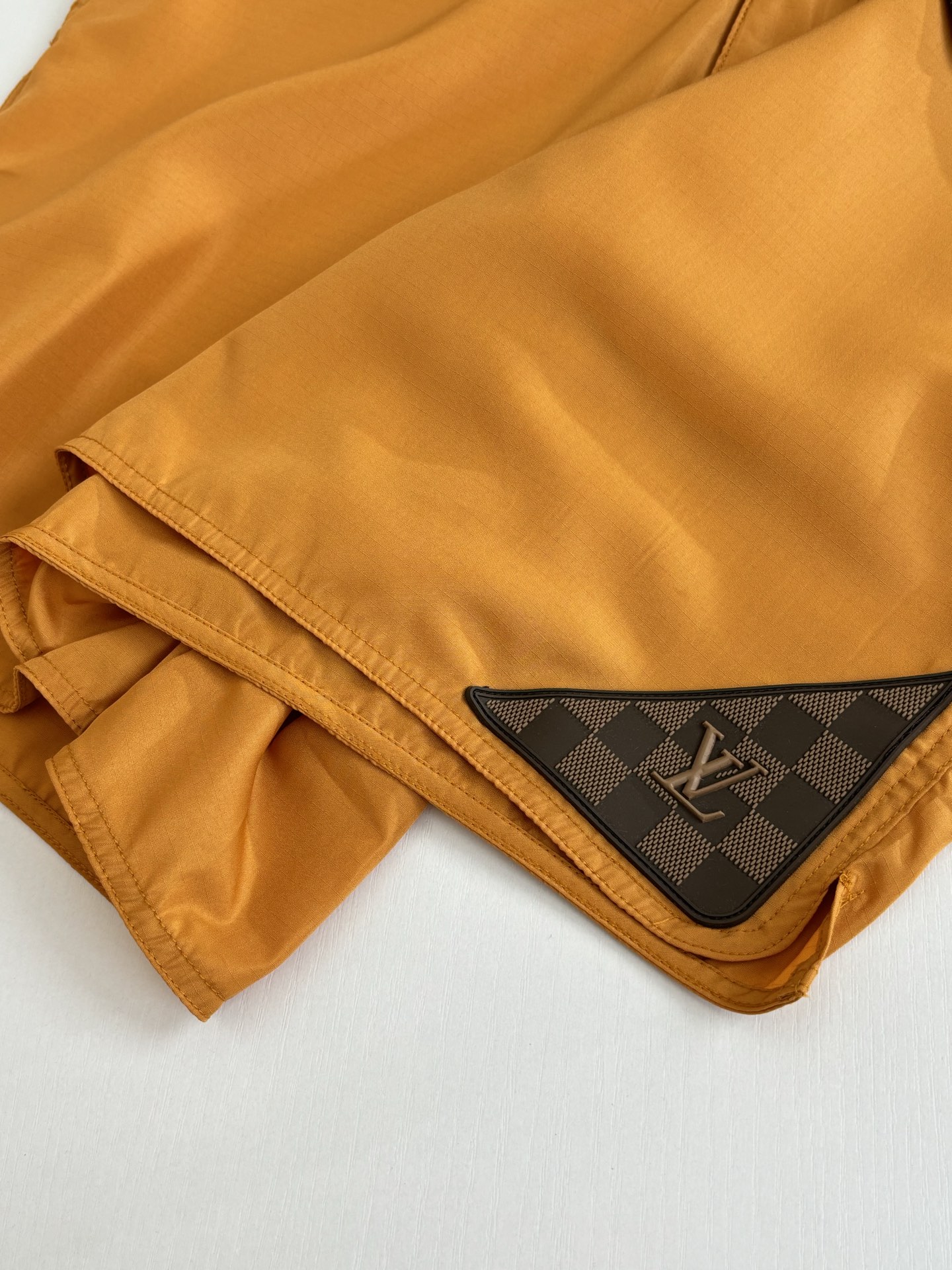 Louis Vuitton 1V/路易 SS26 纯色棋盘格纹皮质徽标沙滩短裤