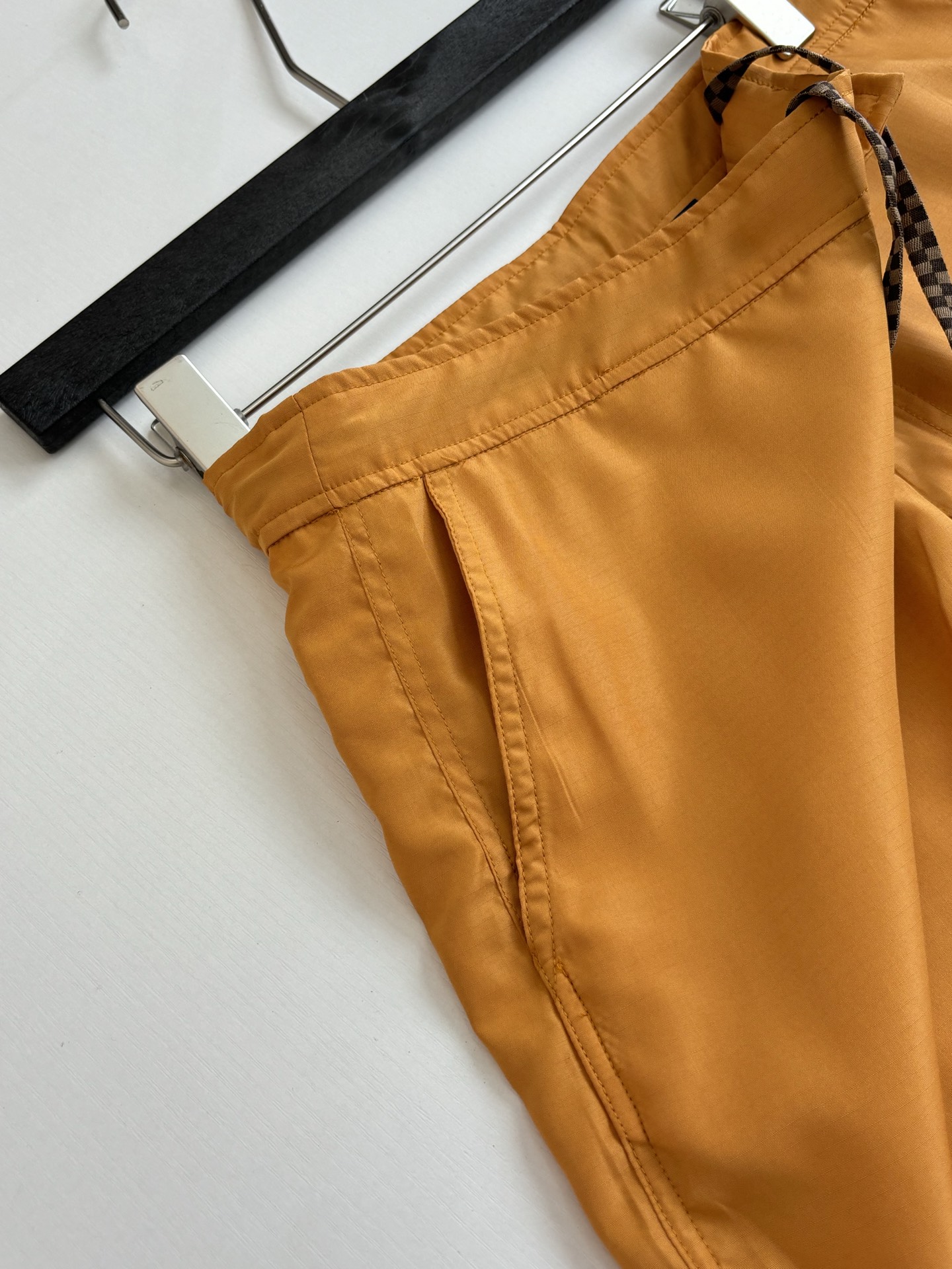 Louis Vuitton 1V/路易 SS26 纯色棋盘格纹皮质徽标沙滩短裤