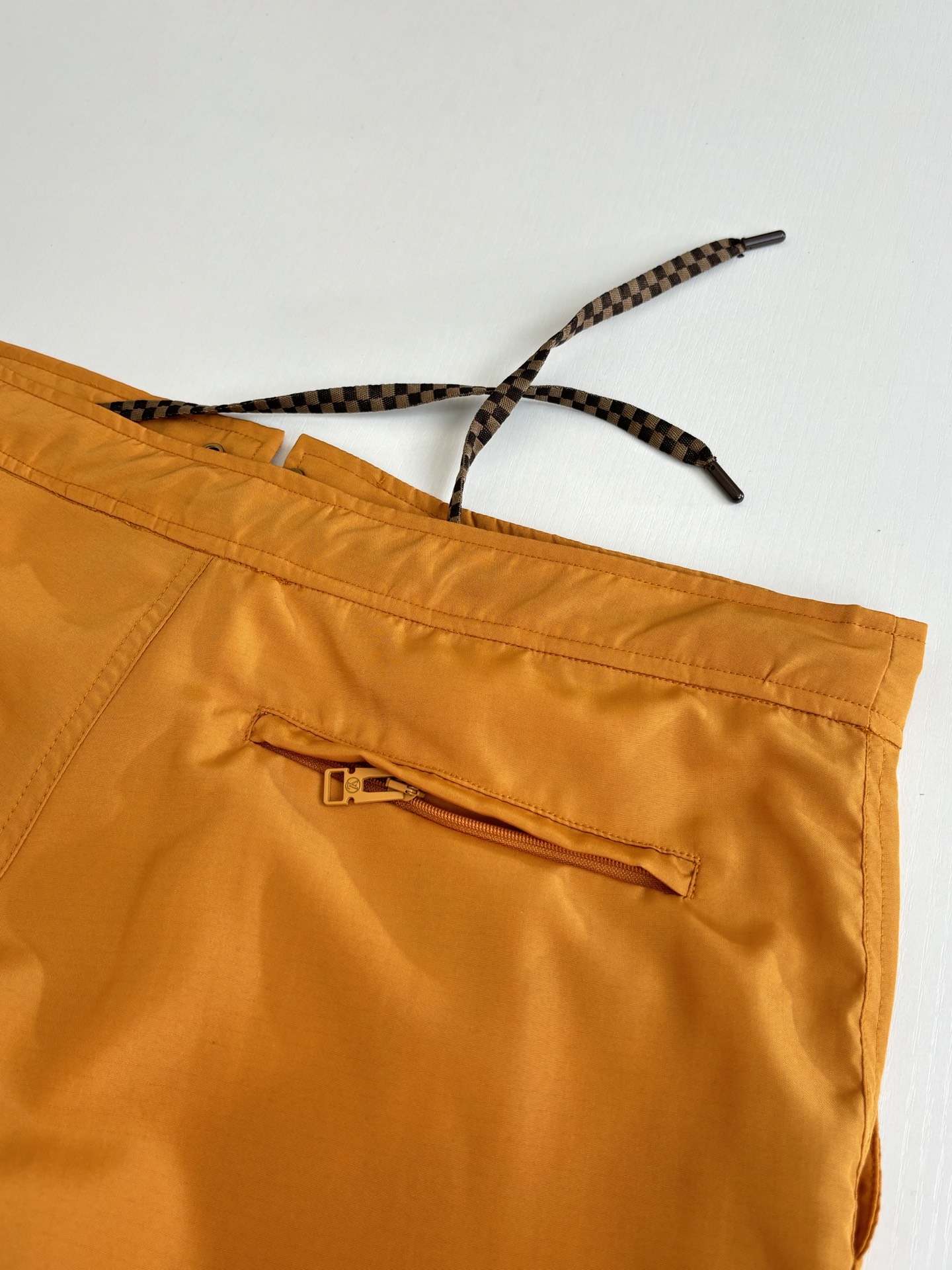 Louis Vuitton 1V/路易 SS26 纯色棋盘格纹皮质徽标沙滩短裤