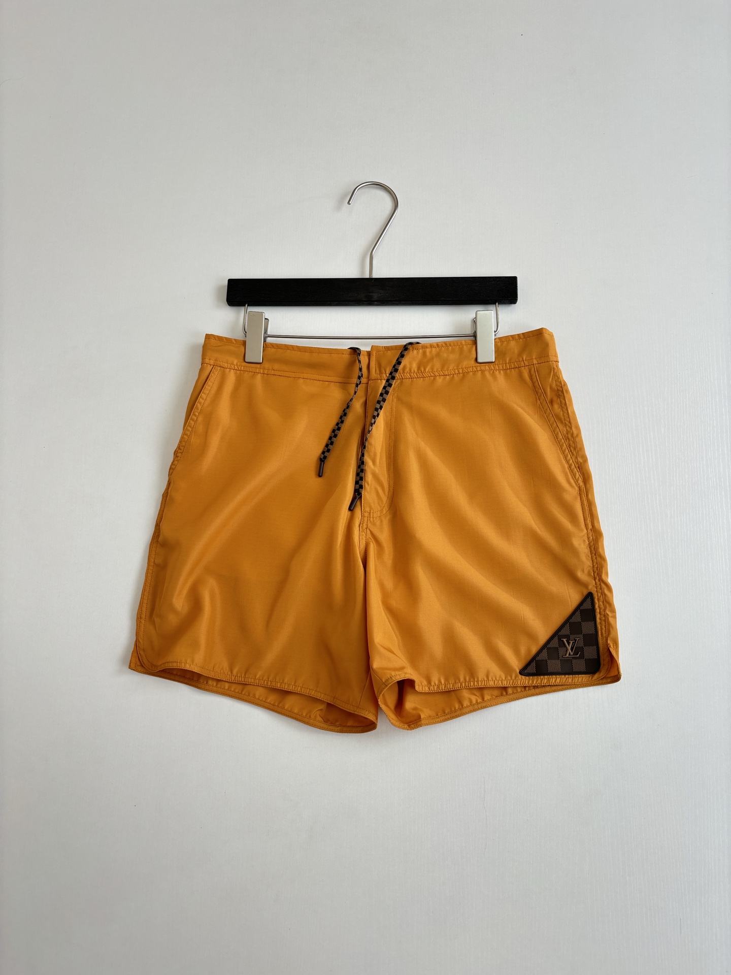 Louis Vuitton 1V/路易 SS26 纯色棋盘格纹皮质徽标沙滩短裤