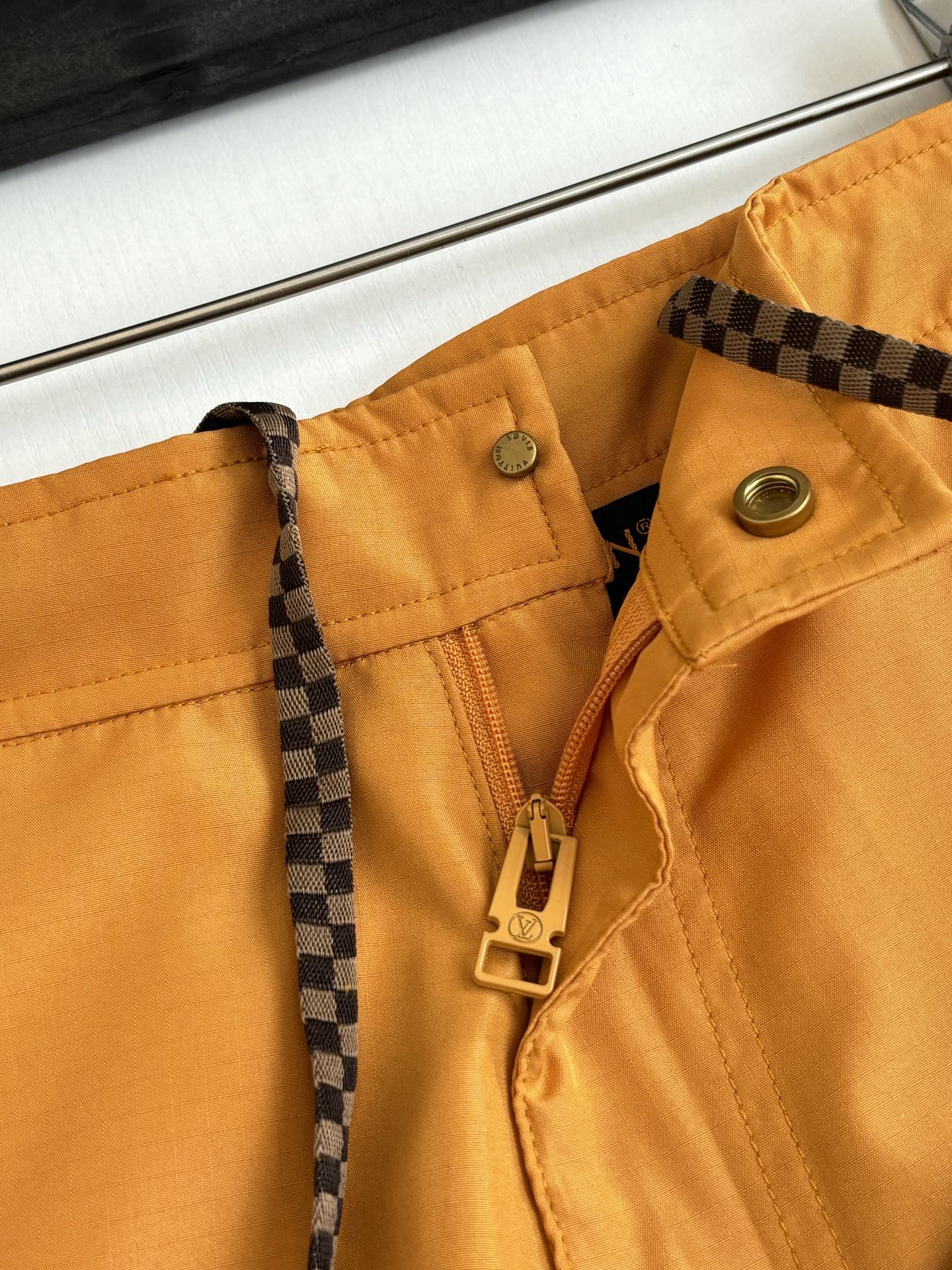 Louis Vuitton 1V/路易 SS26 纯色棋盘格纹皮质徽标沙滩短裤