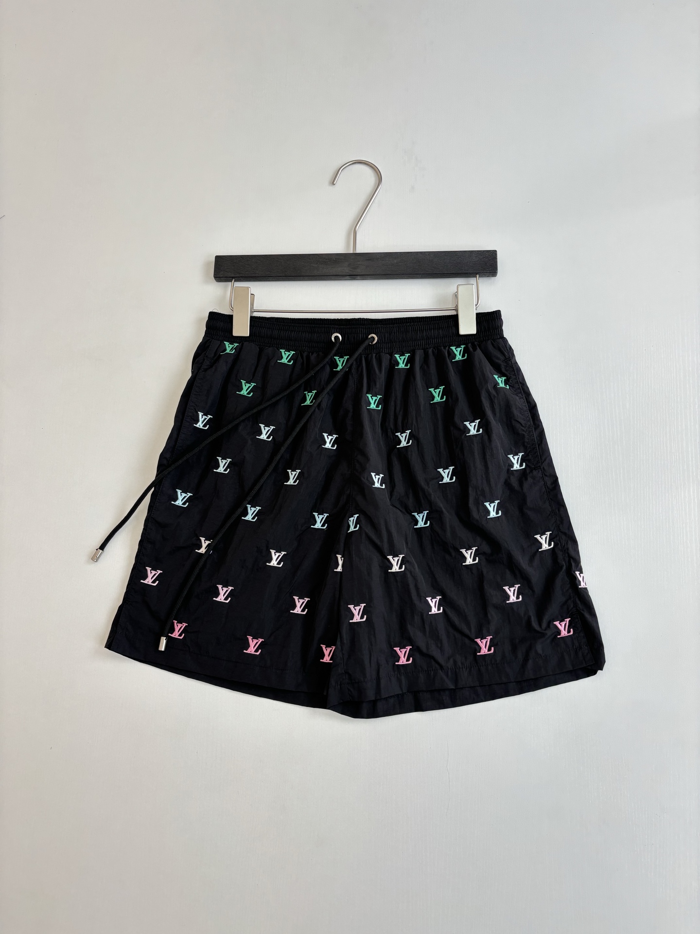 Louis Vuitton 1V/路易 渐变monogram老花满印刺绣沙滩短裤