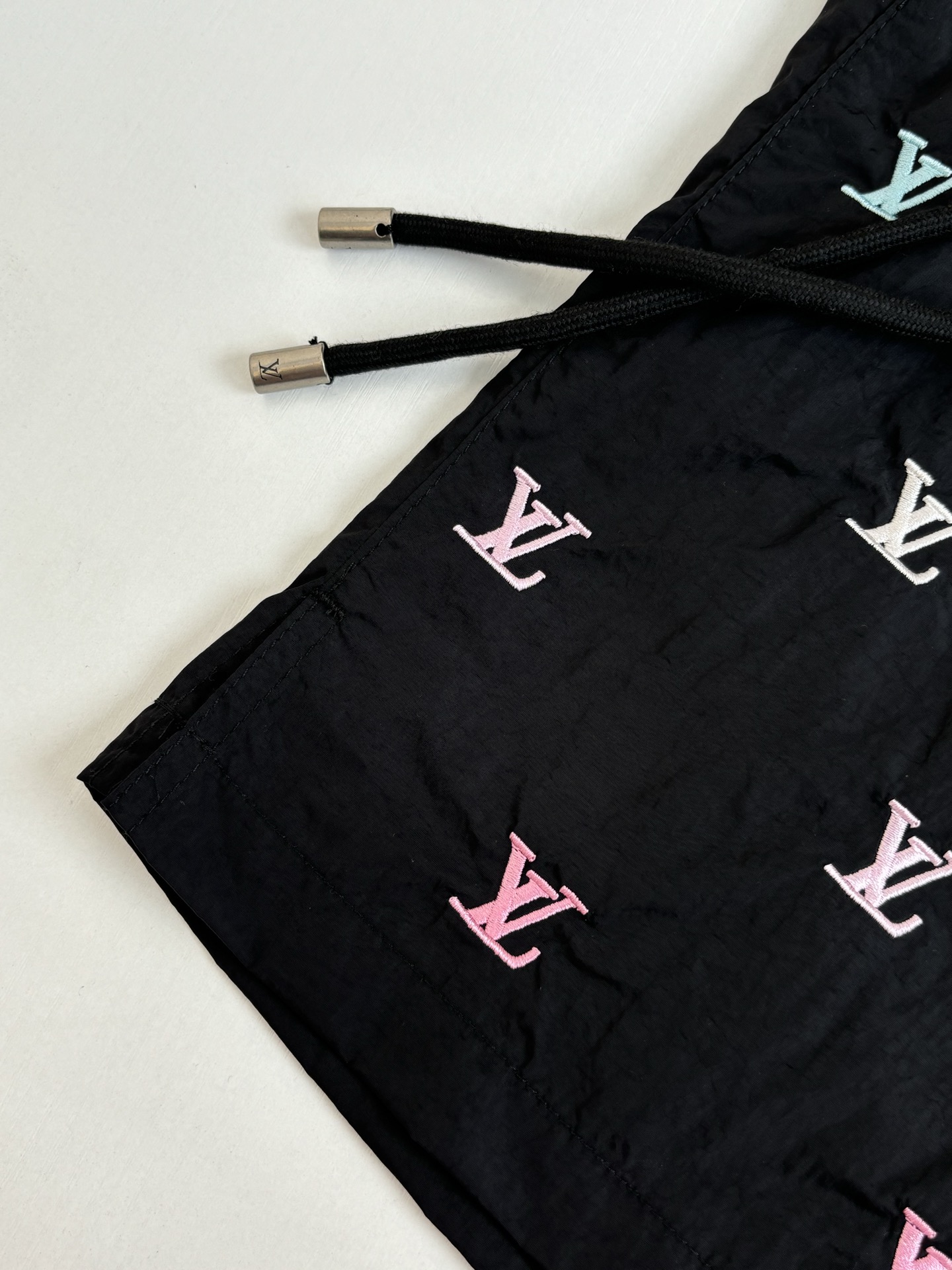 Louis Vuitton 1V/路易 渐变monogram老花满印刺绣沙滩短裤