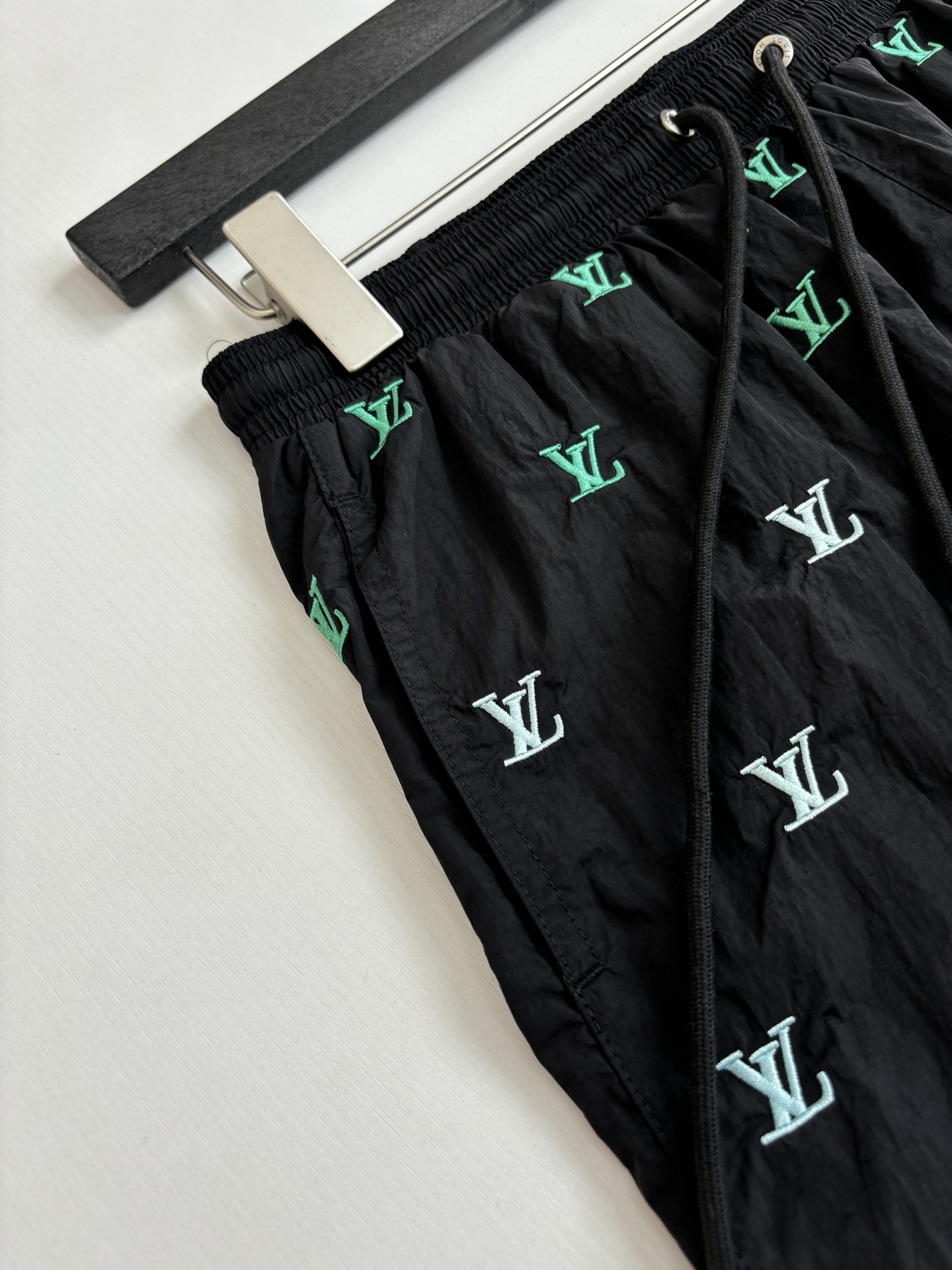 Louis Vuitton 1V/路易 渐变monogram老花满印刺绣沙滩短裤