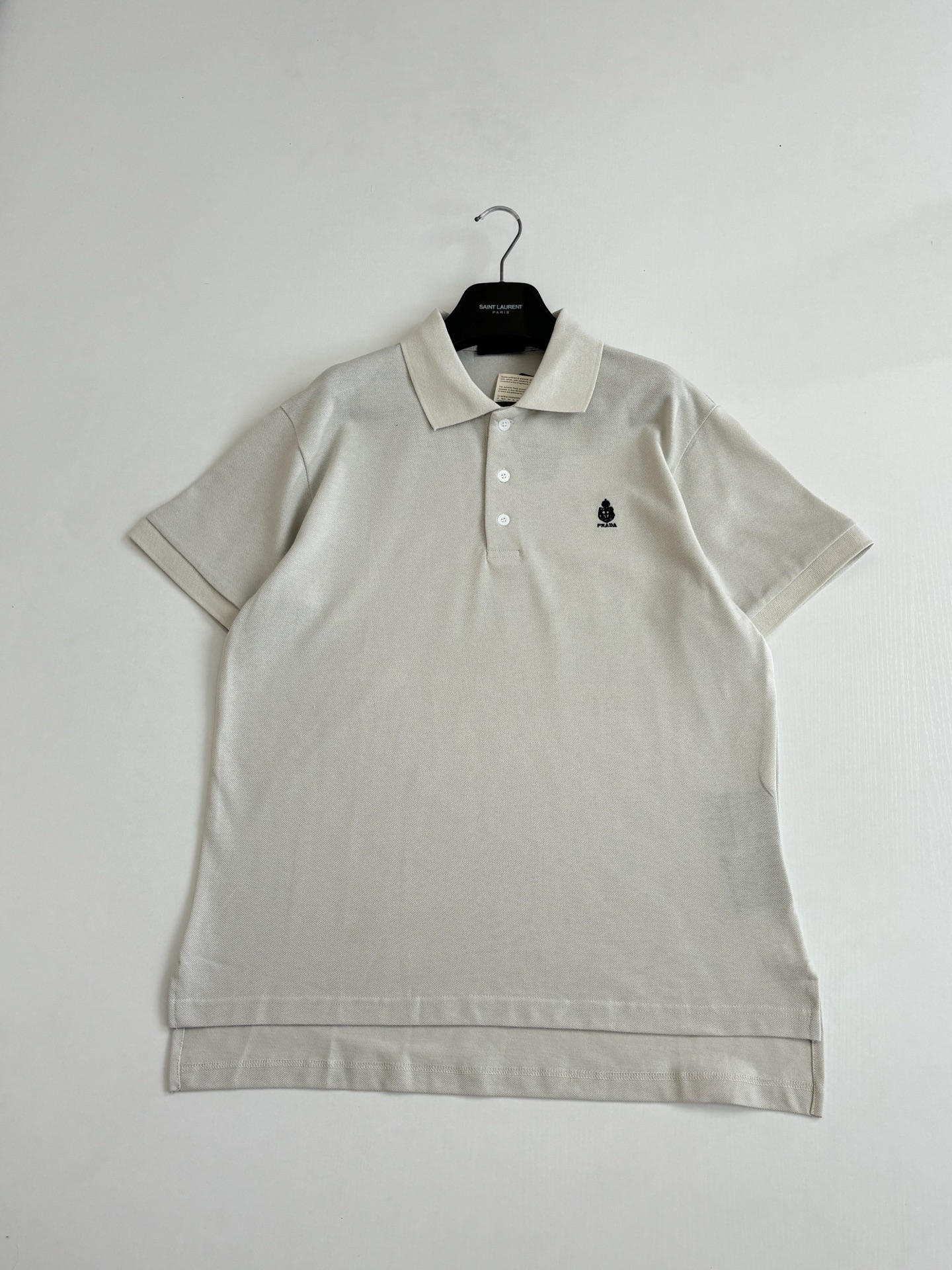 Prada Prad*/普拉达 SS26 米白徽章刺绣短袖Polo衫