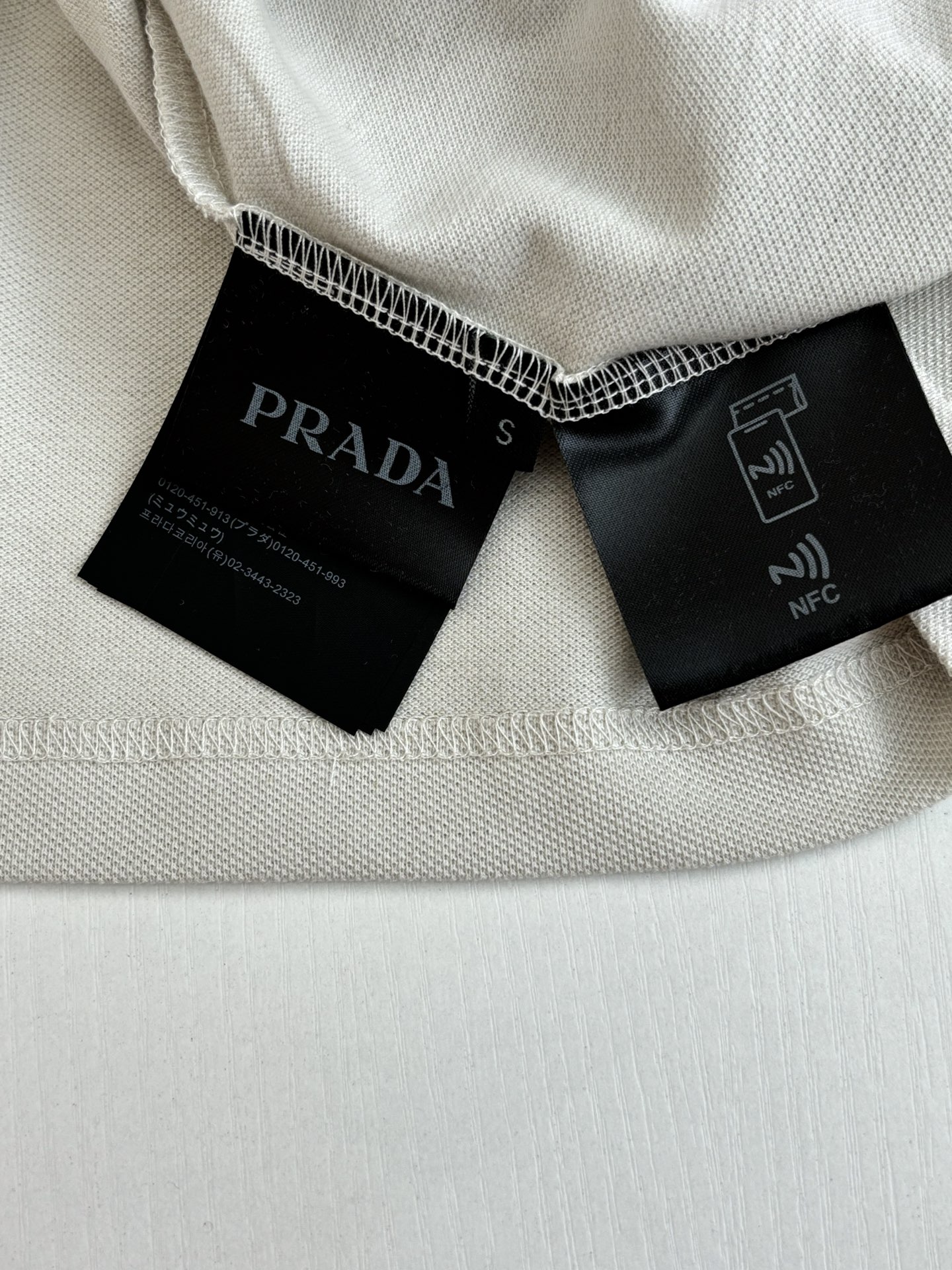 Prada Prad*/普拉达 SS26 米白徽章刺绣短袖Polo衫