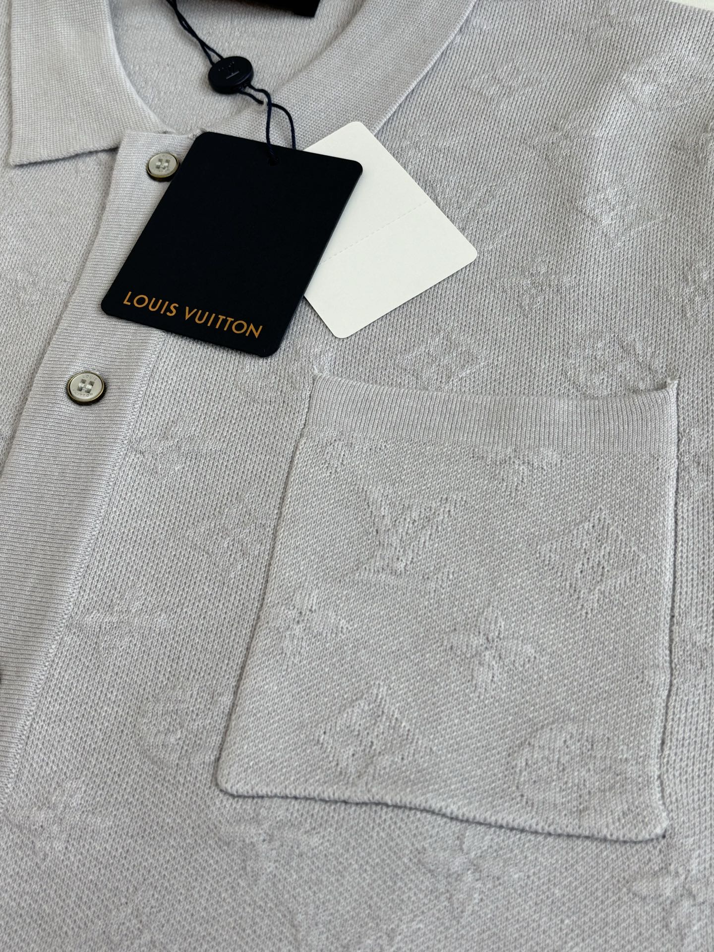 Louis Vuitton 1V/路易 SS26 浅灰满幅Monogram老花浮雕提花针织短袖开衫