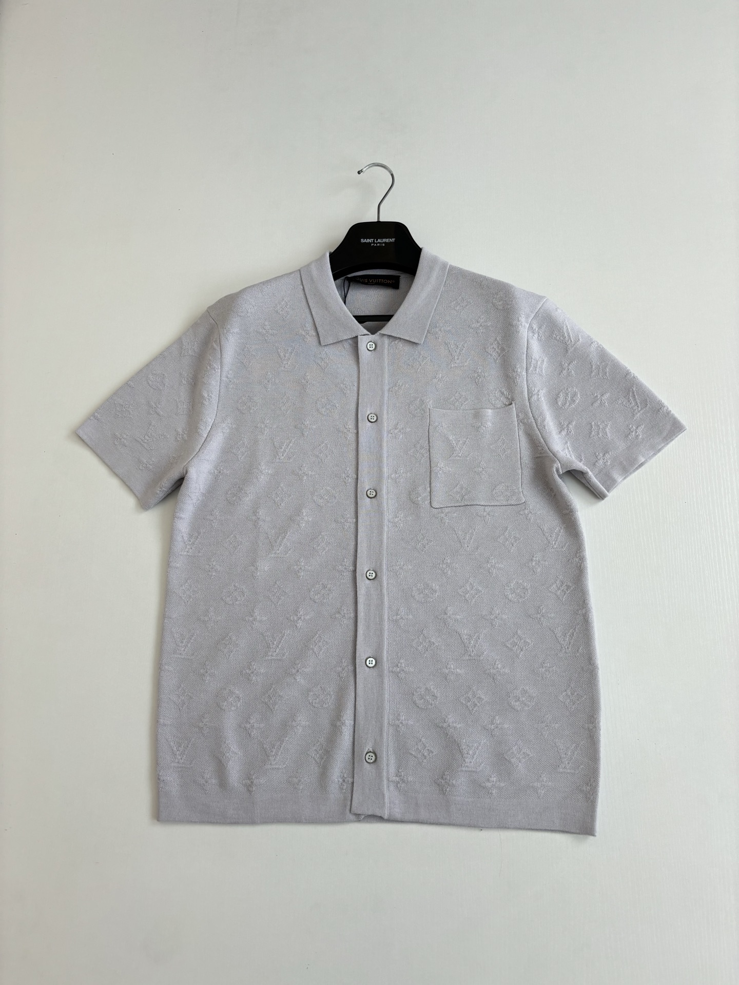 Louis Vuitton 1V/路易 SS26 浅灰满幅Monogram老花浮雕提花针织短袖开衫
