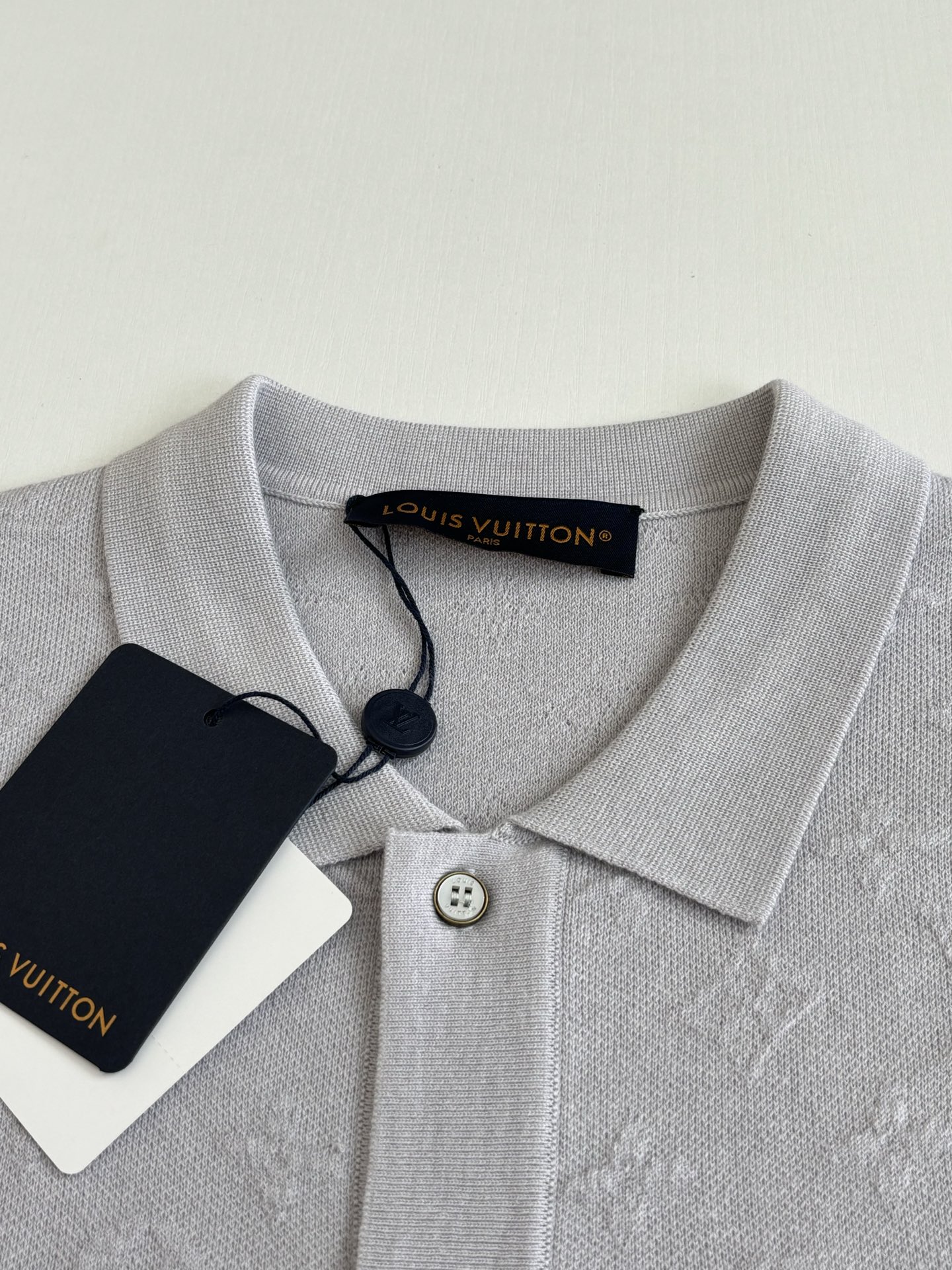 Louis Vuitton 1V/路易 SS26 浅灰满幅Monogram老花浮雕提花针织短袖开衫