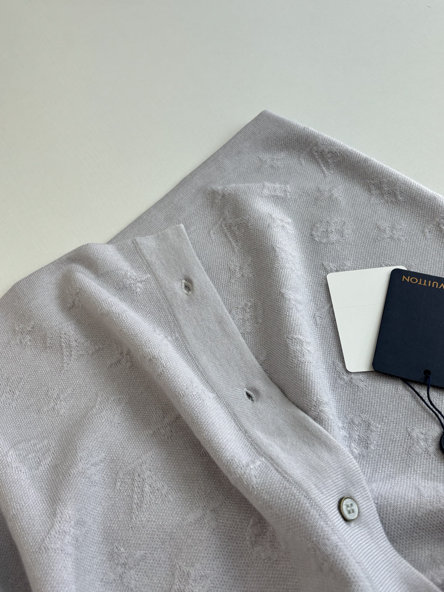 Louis Vuitton 1V/路易 SS26 浅灰满幅Monogram老花浮雕提花针织短袖开衫