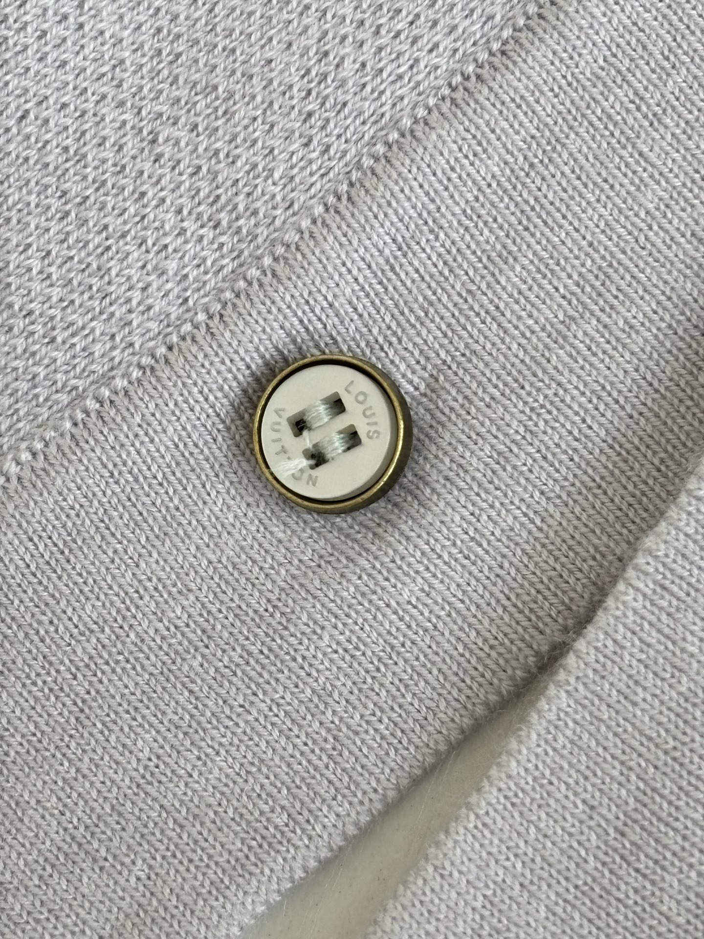 Louis Vuitton 1V/路易 SS26 浅灰满幅Monogram老花浮雕提花针织短袖开衫