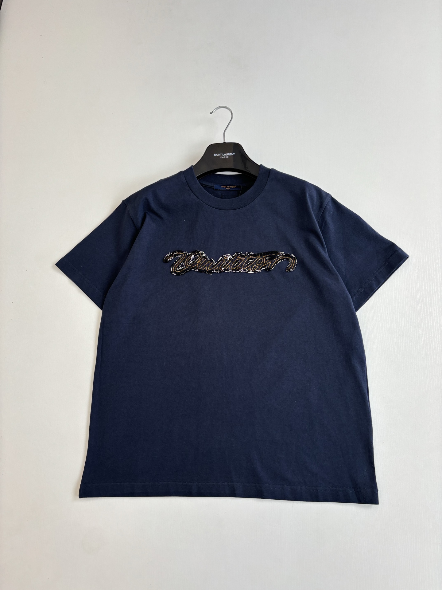 Louis Vuitton 1V/路易 SS26 牛仔贴布磨毛刺绣短袖T恤