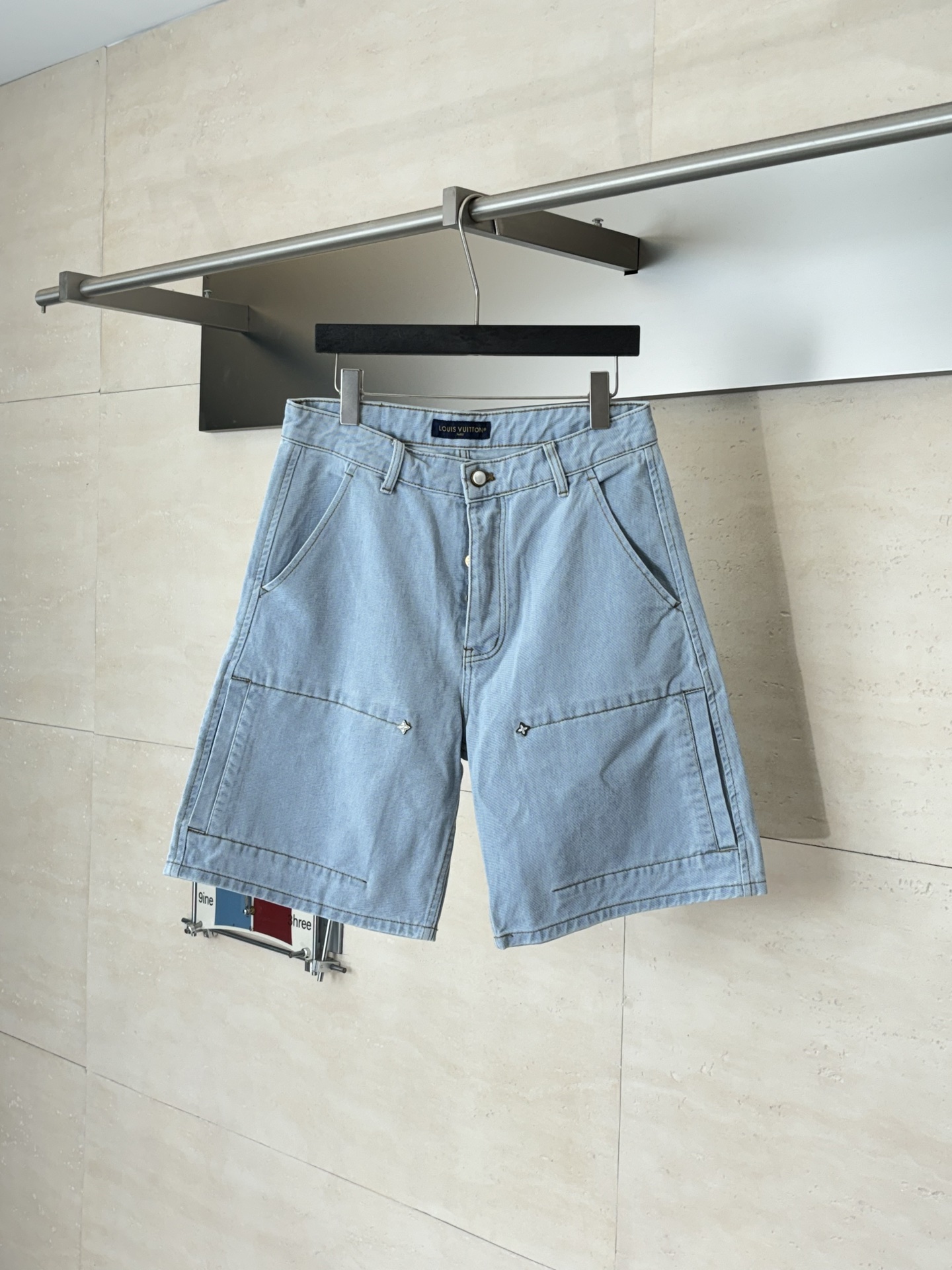 NO:828973,1V/Louis SS26 Workwear-style washed denim shorts. The front pocket is full of Monogram metal rivets. The details are restored at 1:1 without any sense of cheapness. The details of the version are all matched. The straight loose silhouette, large front pockets, metal button placket, and open stitching are all strictly reproduced. The upper body is neat and stylish, and it is the same style for men and women regardless of body shape. SizeS/M/L/XL, Louis Vuitton-Clothing, Louis Vuitton, shorts,198609091V/路易 SS26 工装风水洗牛仔短裤 前袋Monogram金属铆钉质感拉满,细节1:1还原,无任何廉价感 版型细节全对标 直筒宽松廓形、前侧大口袋、金属纽扣门襟、明线走线均严格复刻,上身利落有型,男女同款不挑身材. SizeS/M/L/XL,路易威登-服装,louis vuitton,shorts,,Women's clothing
