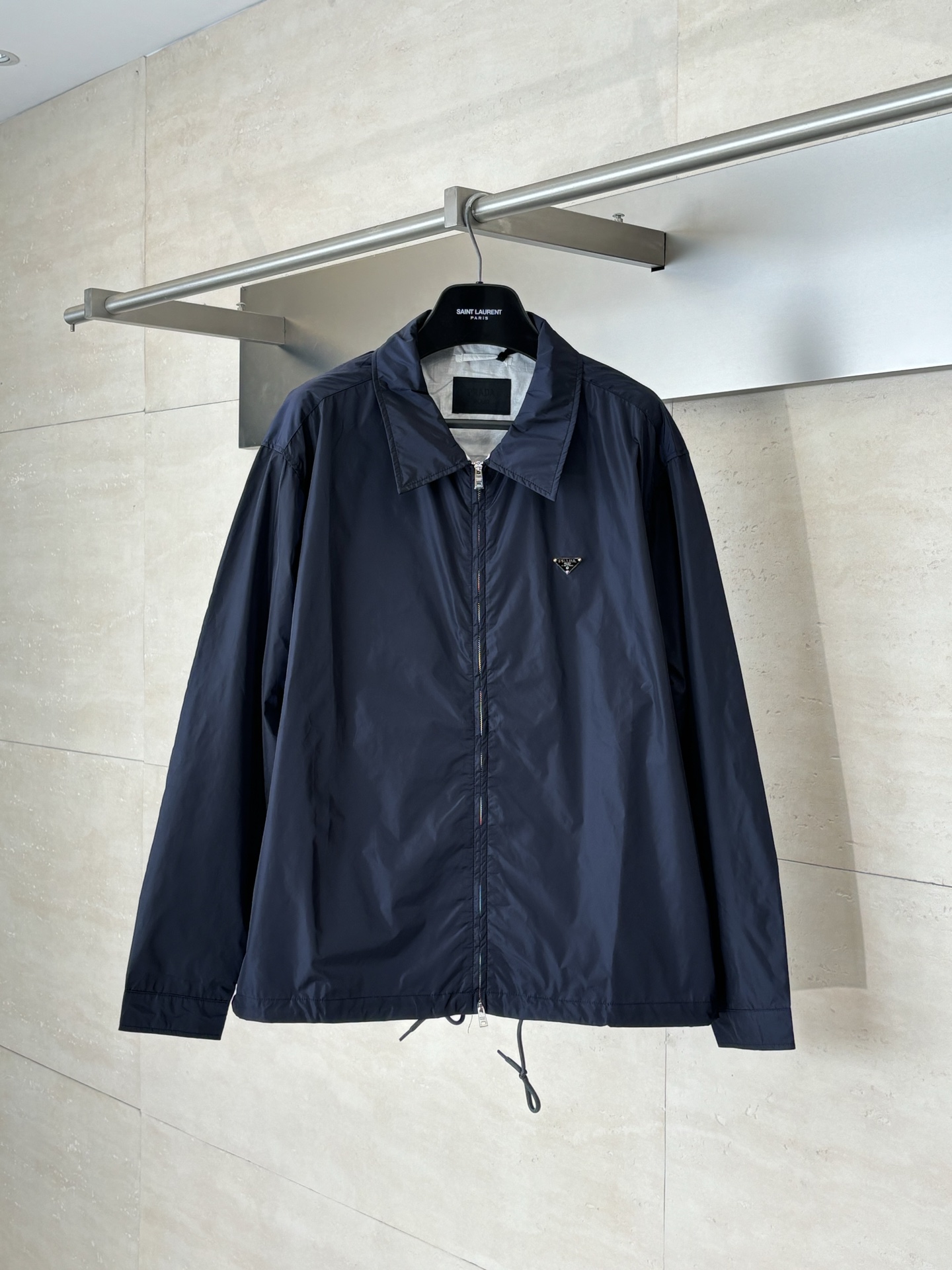 P240 Chaqueta con cremallera de solapa de nailon regenerado Prad*/Prada. Tejido de nailon resistente al viento de alta …