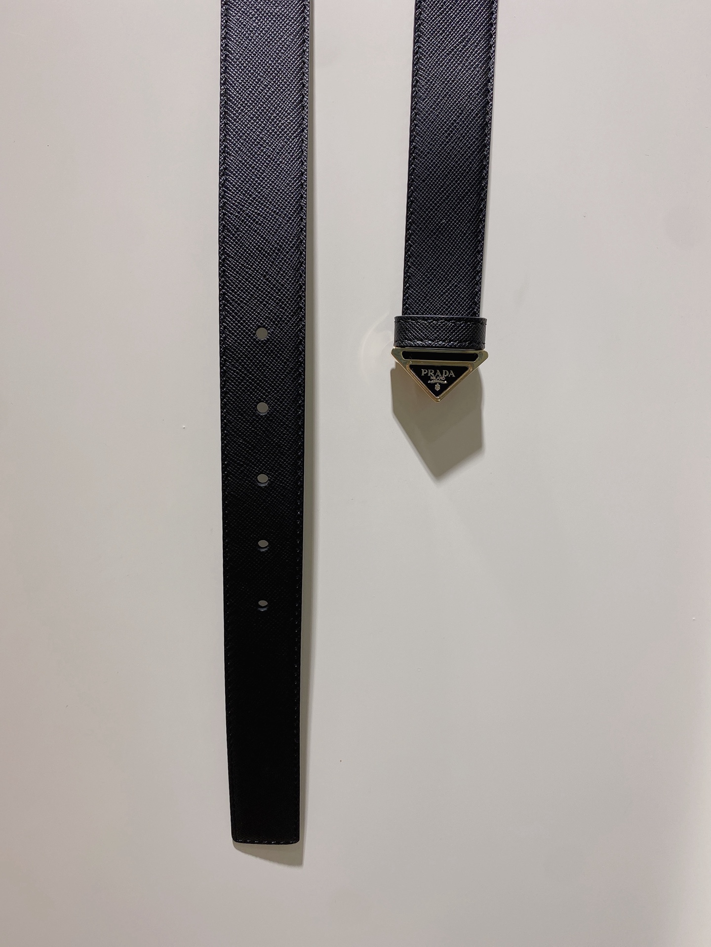  普拉达 男士Saffiano 皮革腰带搭配三角金属腰带搭扣 3.5cm