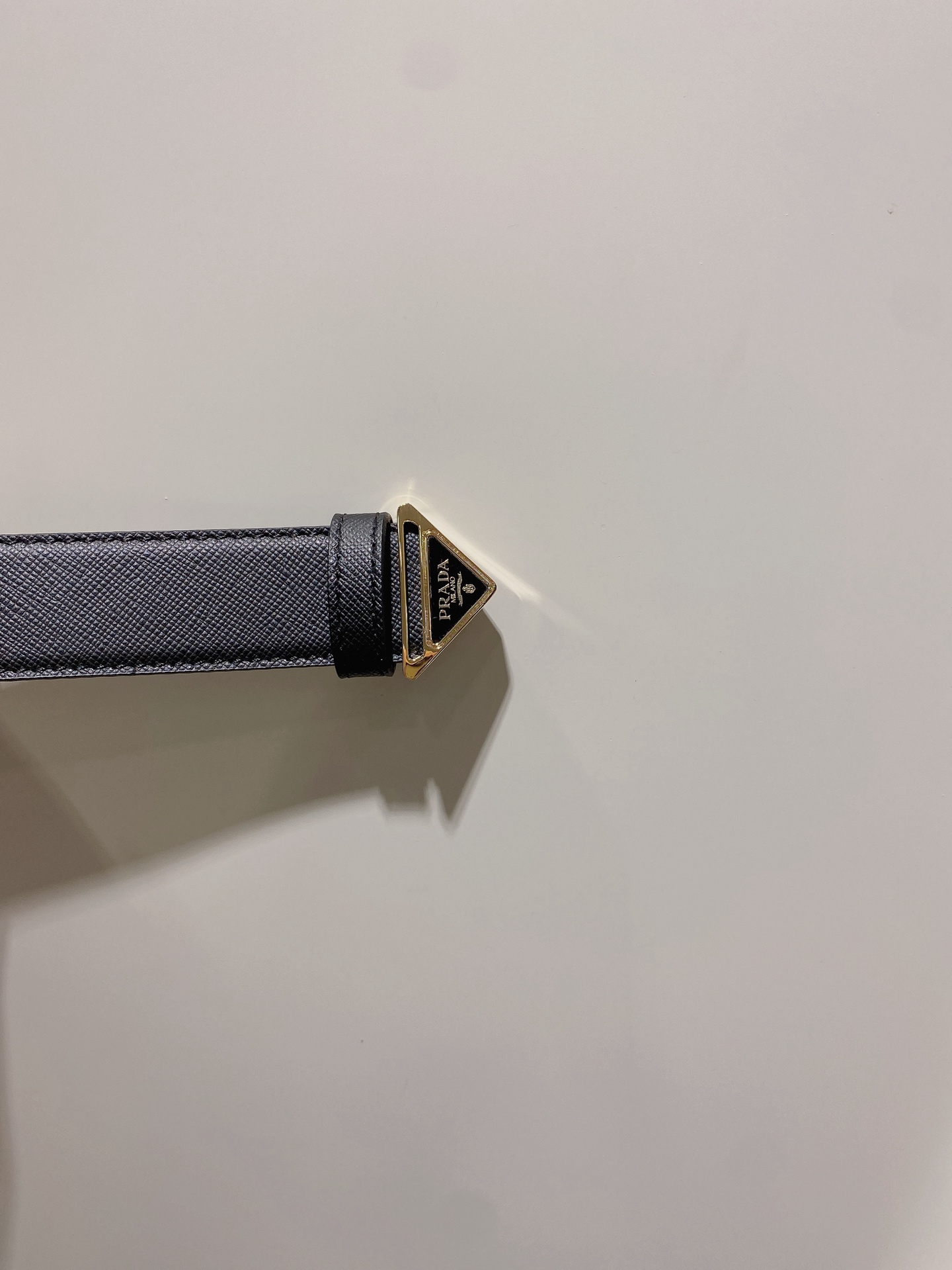  普拉达 男士Saffiano 皮革腰带搭配三角金属腰带搭扣 3.5cm