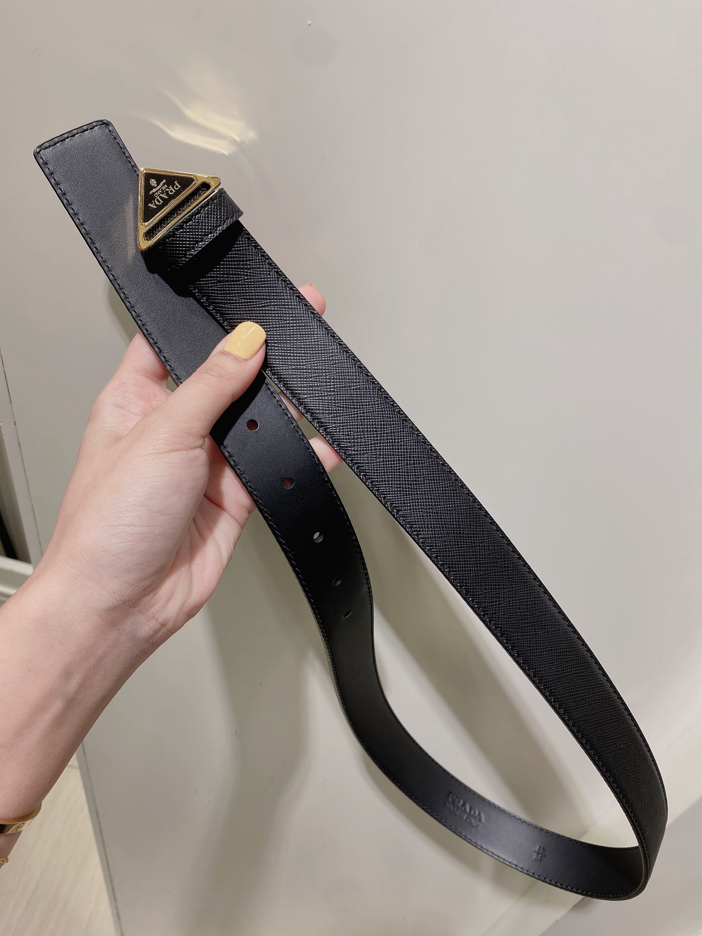  普拉达 男士Saffiano 皮革腰带搭配三角金属腰带搭扣 3.5cm