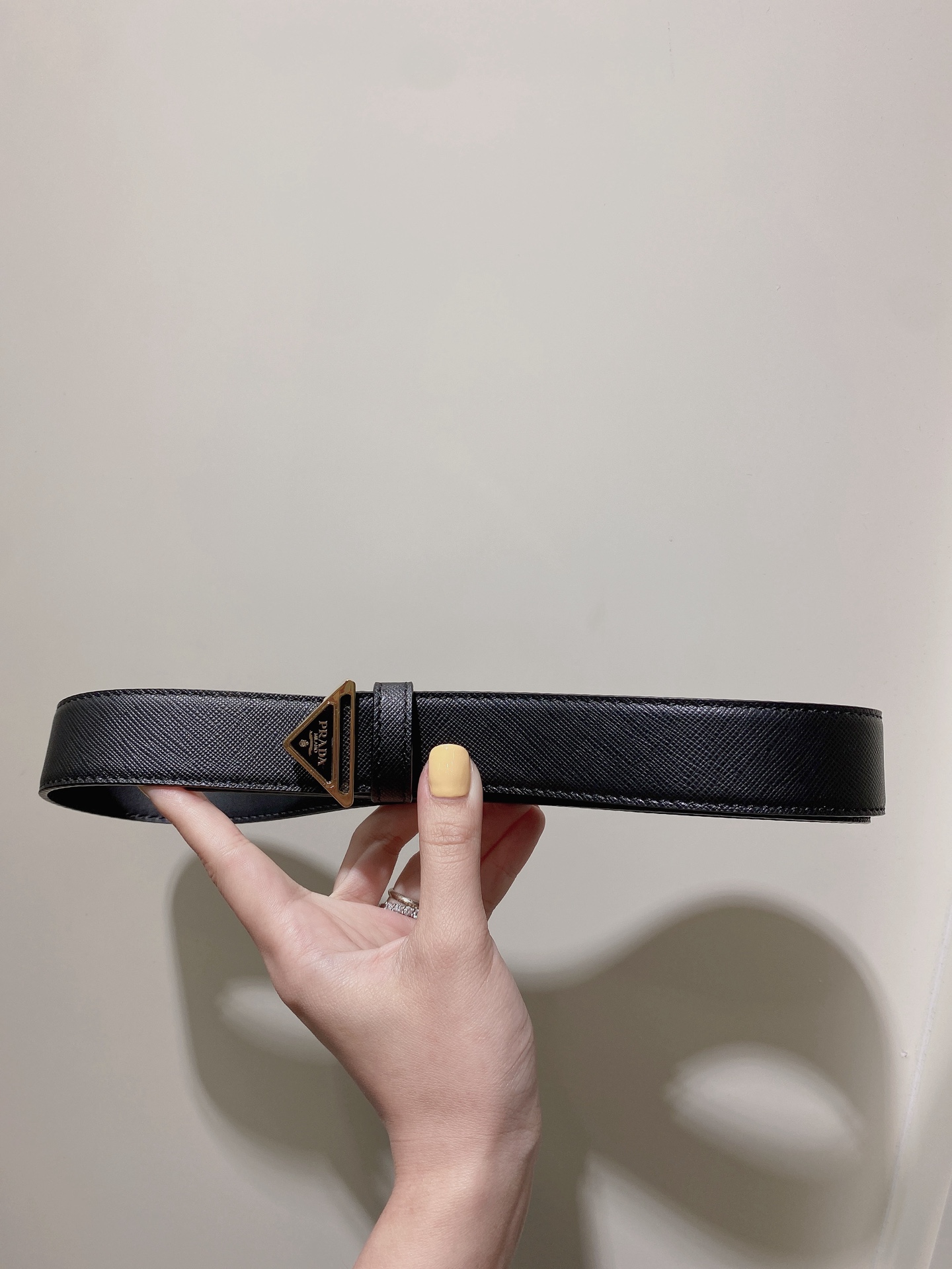  普拉达 男士Saffiano 皮革腰带搭配三角金属腰带搭扣 3.5cm