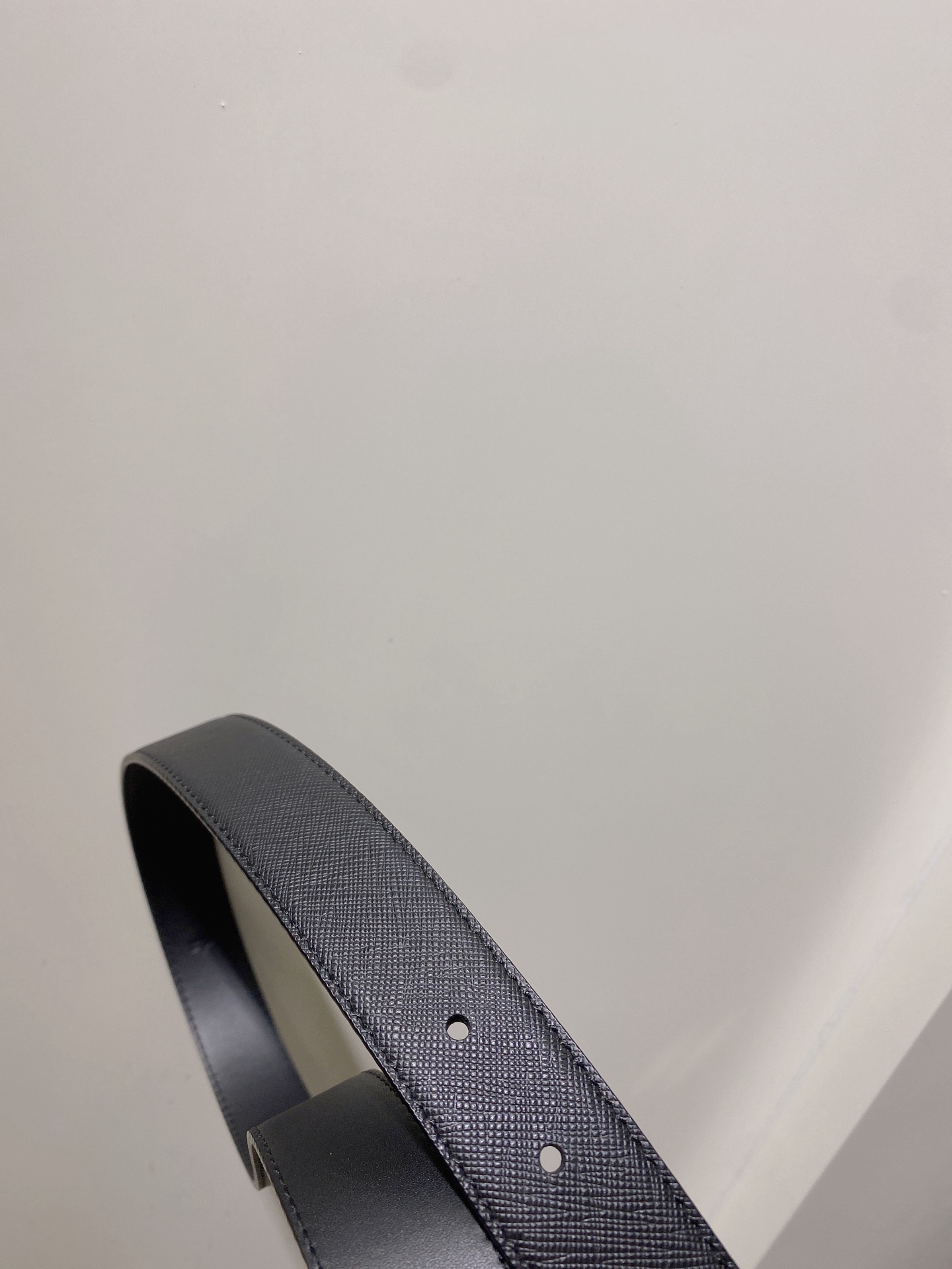  普拉达 男士Saffiano 皮革腰带搭配三角金属腰带搭扣 3.5cm