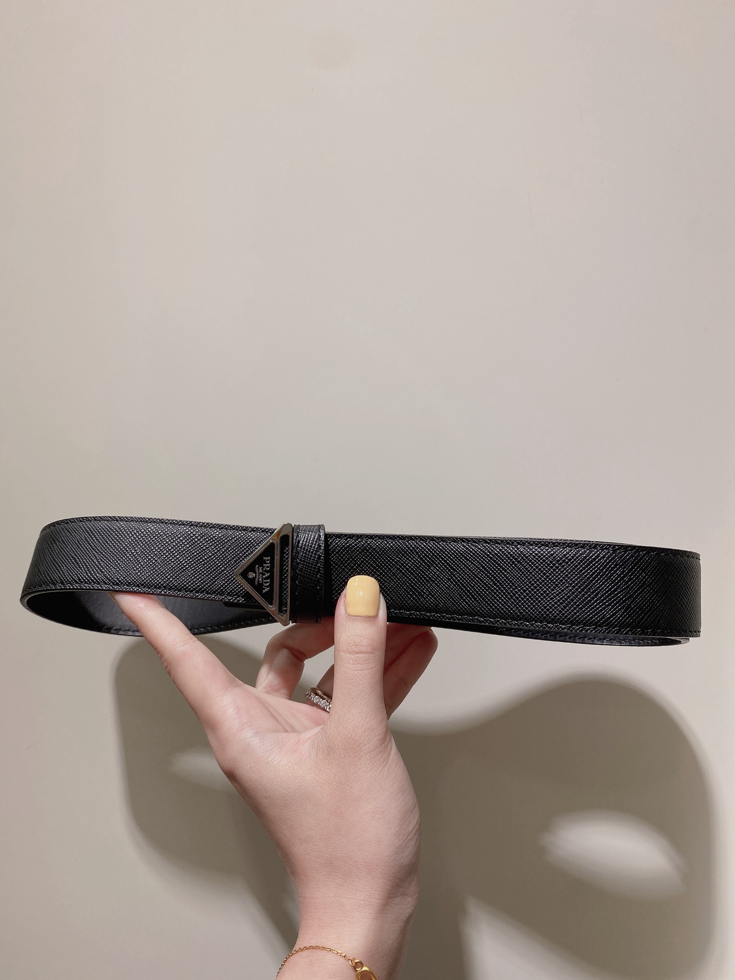  普拉达 男士Saffiano 皮革腰带搭配三角金属腰带搭扣 3.5cm
