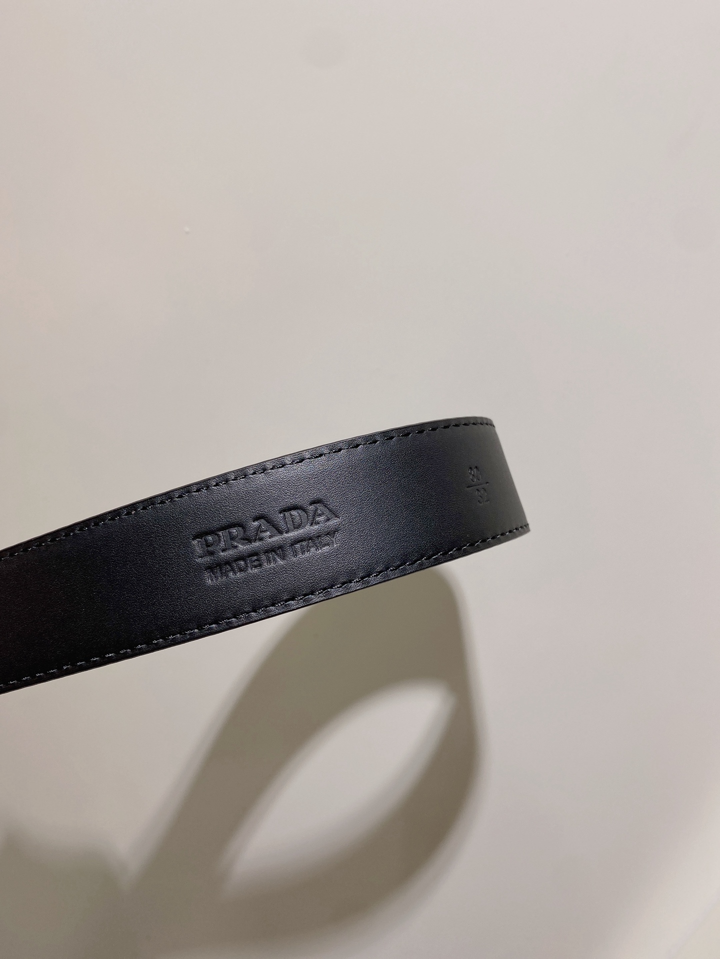  普拉达 男士Saffiano 皮革腰带搭配三角金属腰带搭扣 3.5cm