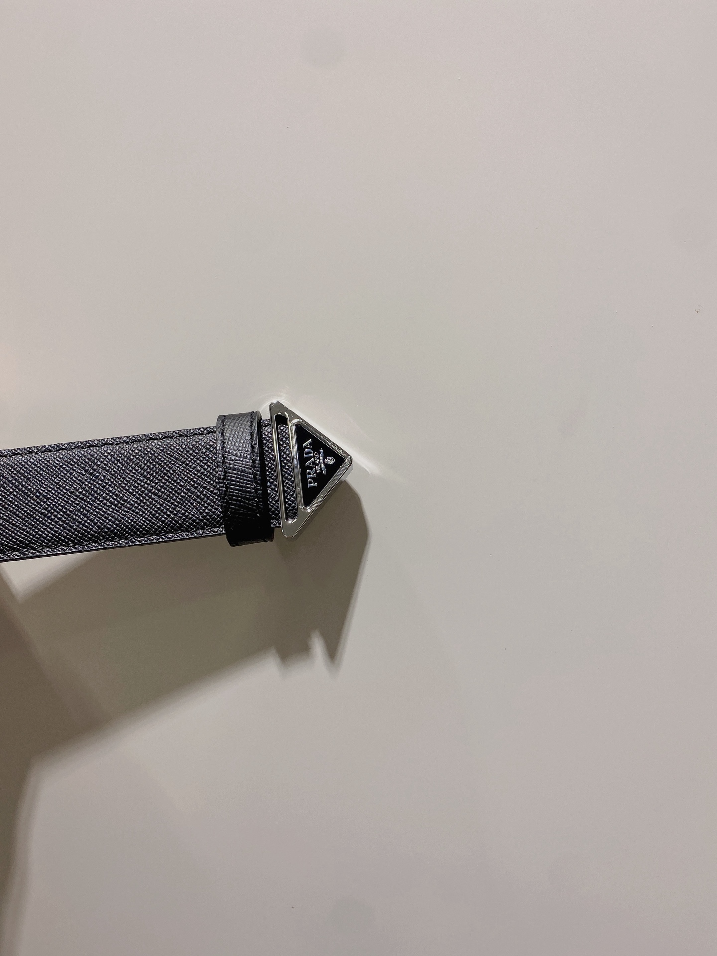 普拉达 男士Saffiano 皮革腰带搭配三角金属腰带搭扣 3.5cm