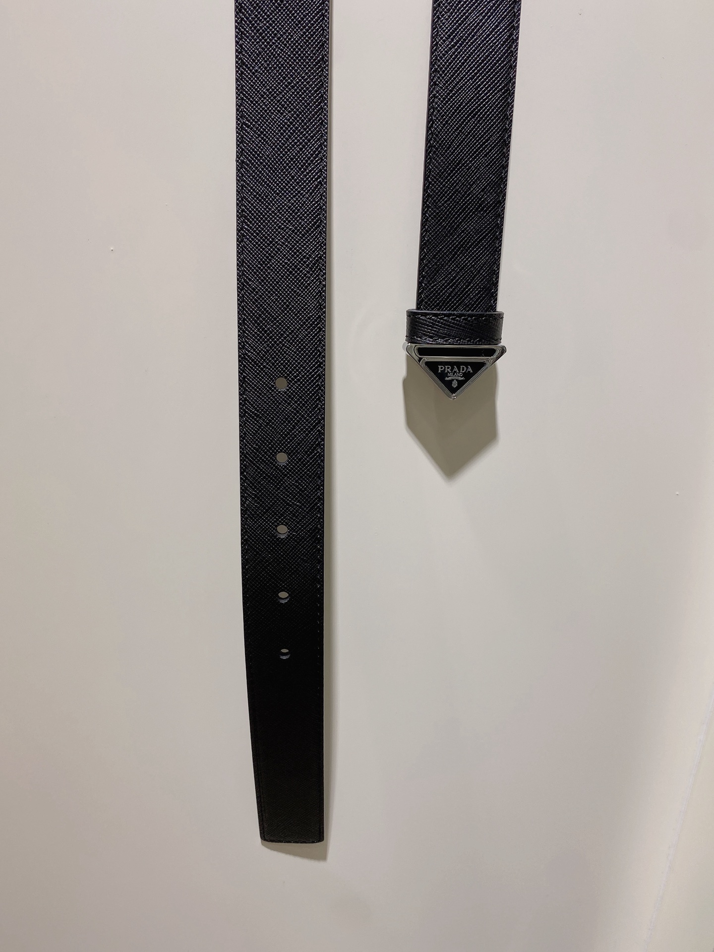  普拉达 男士Saffiano 皮革腰带搭配三角金属腰带搭扣 3.5cm