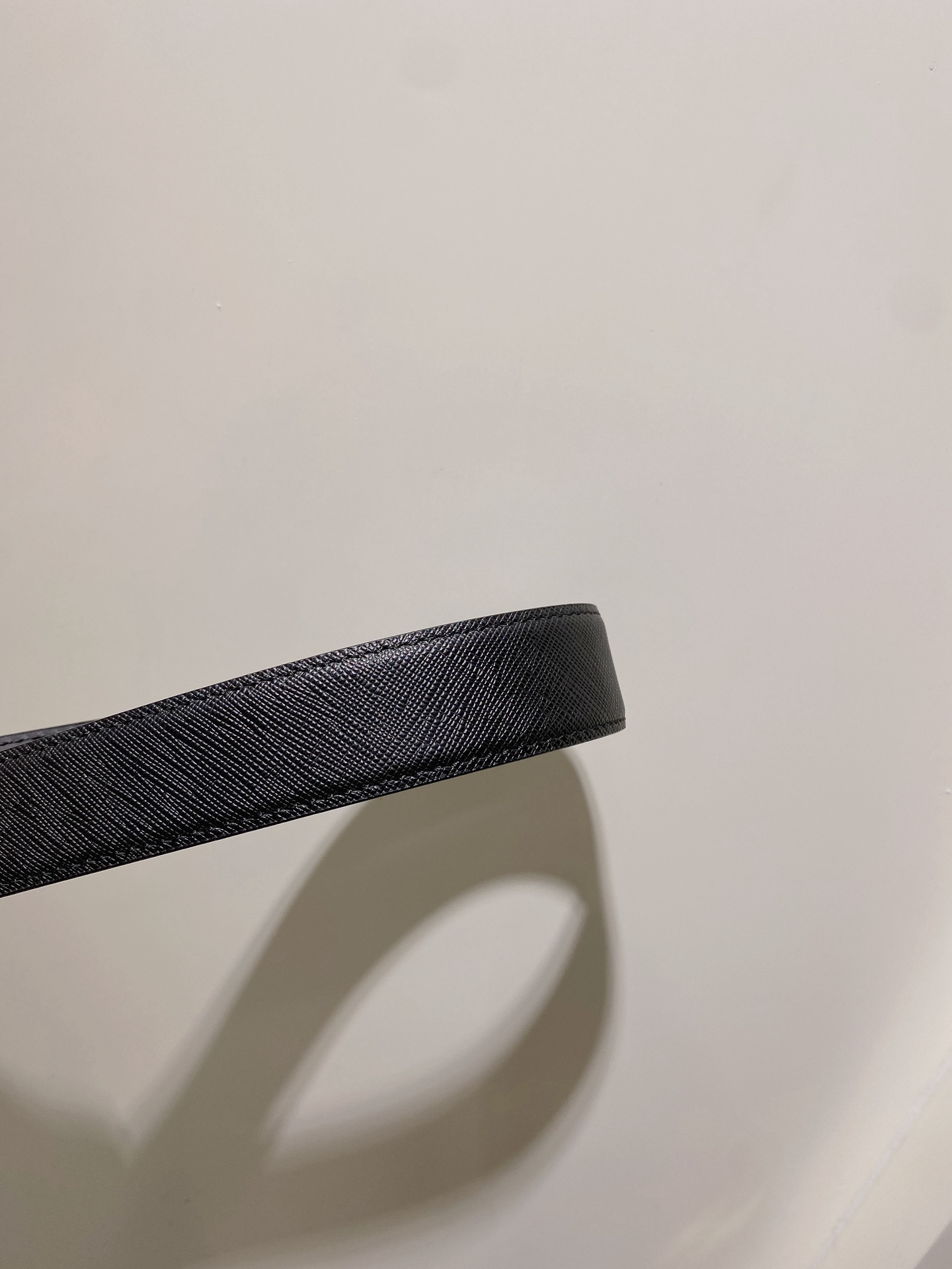  普拉达 男士Saffiano 皮革腰带搭配三角金属腰带搭扣 3.5cm