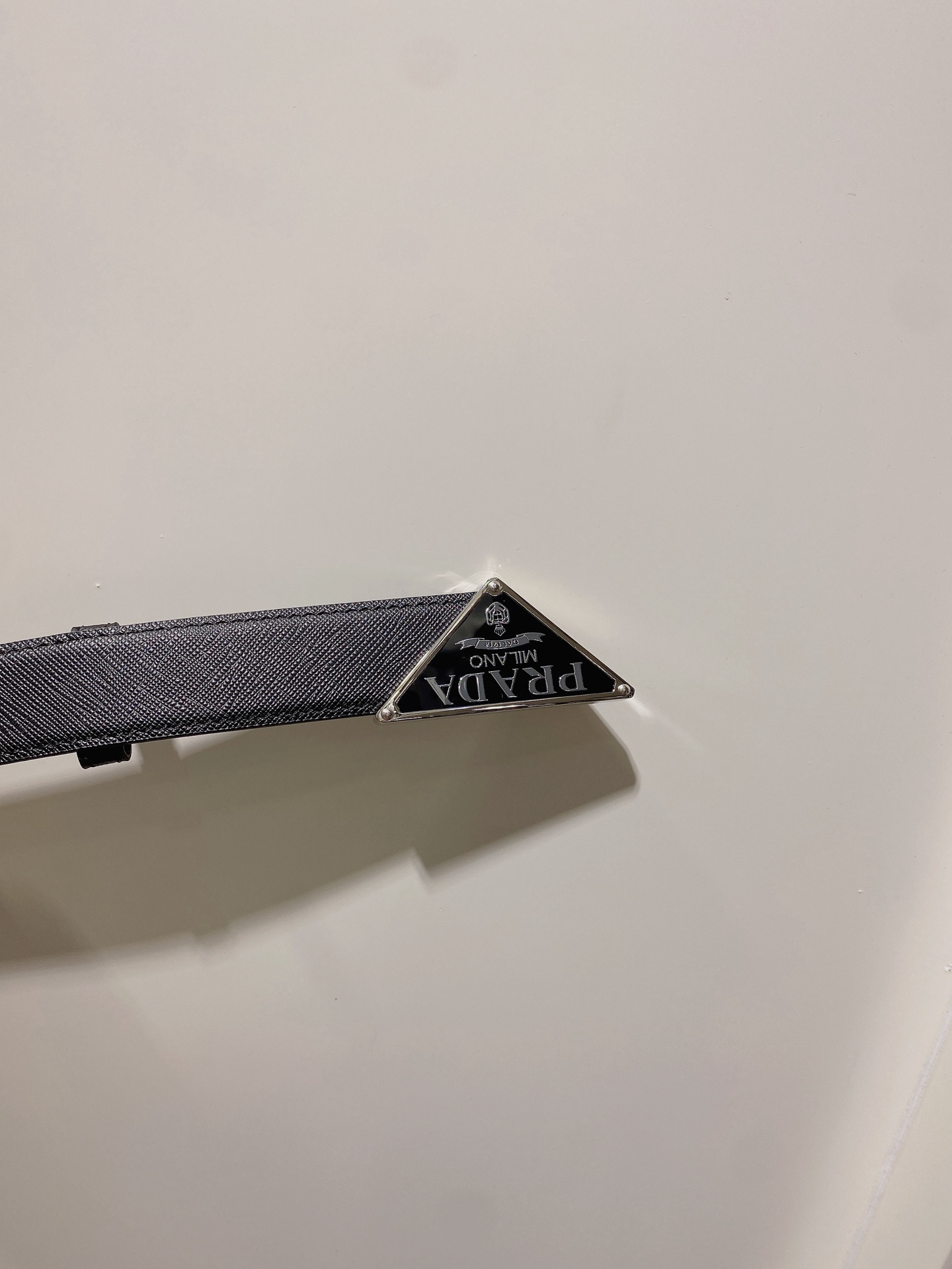  普拉达 男士Saffiano 皮革腰带搭配三角金属腰带搭扣 3.5cm