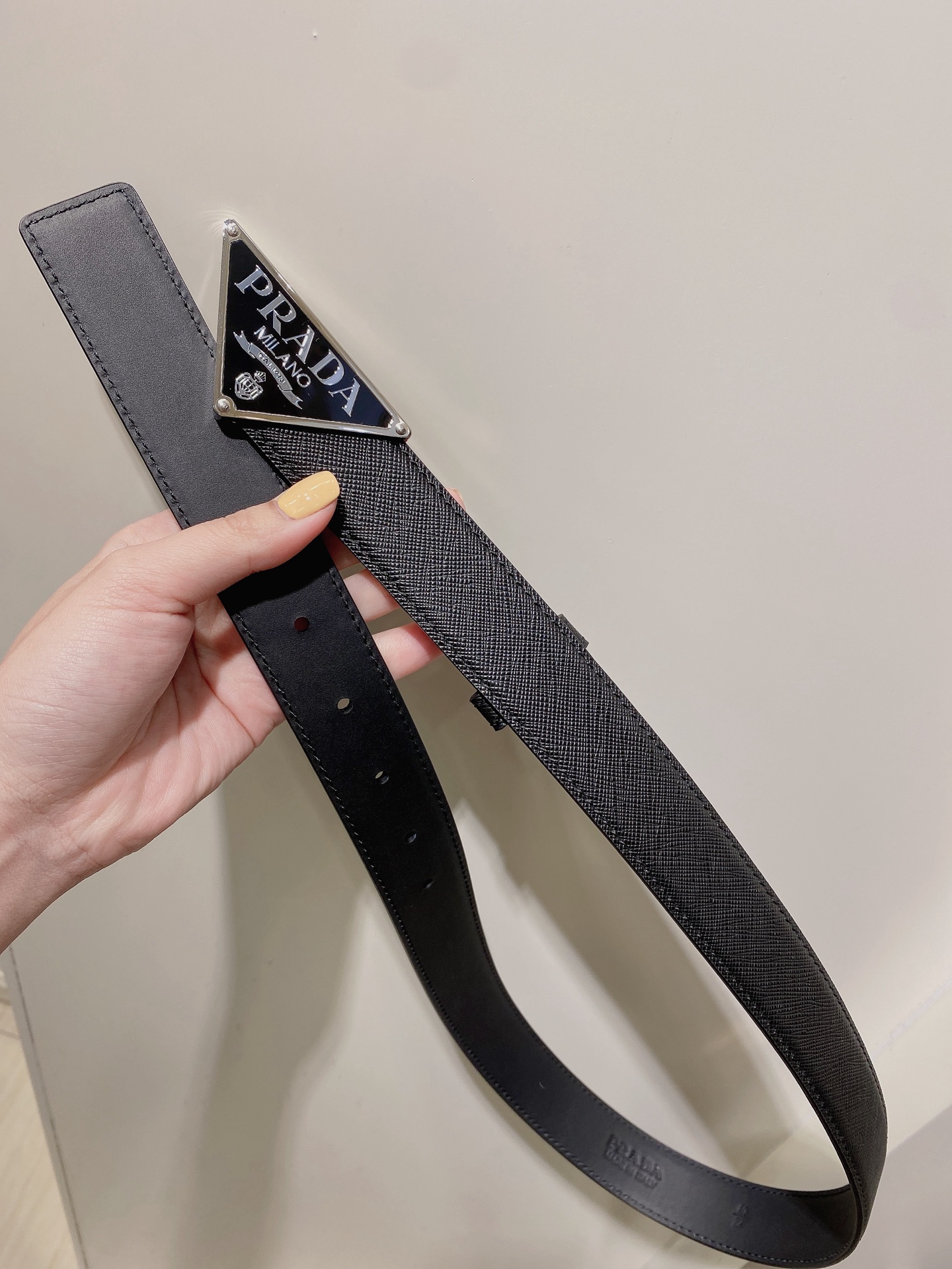  普拉达 男士Saffiano 皮革腰带搭配三角金属腰带搭扣 3.5cm