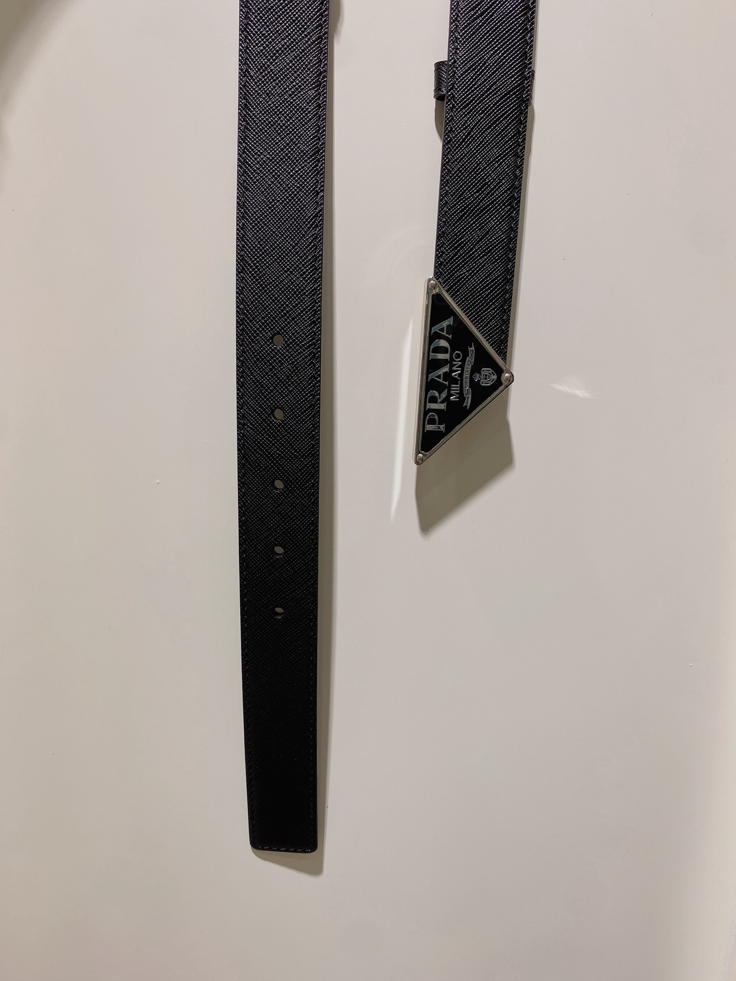  普拉达 男士Saffiano 皮革腰带搭配三角金属腰带搭扣 3.5cm
