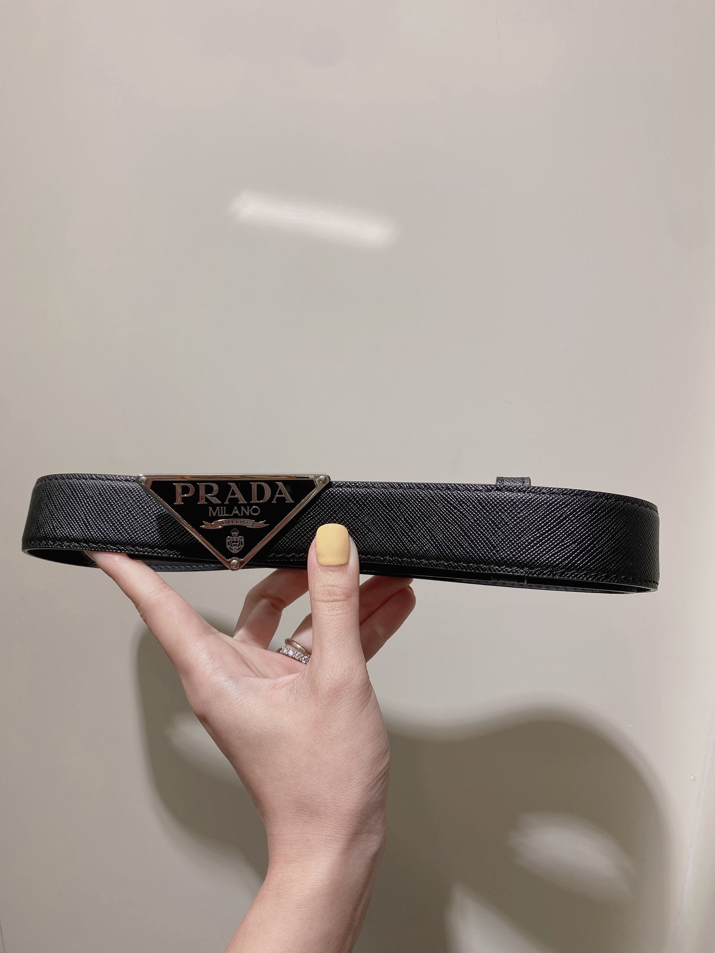  普拉达 男士Saffiano 皮革腰带搭配三角金属腰带搭扣 3.5cm