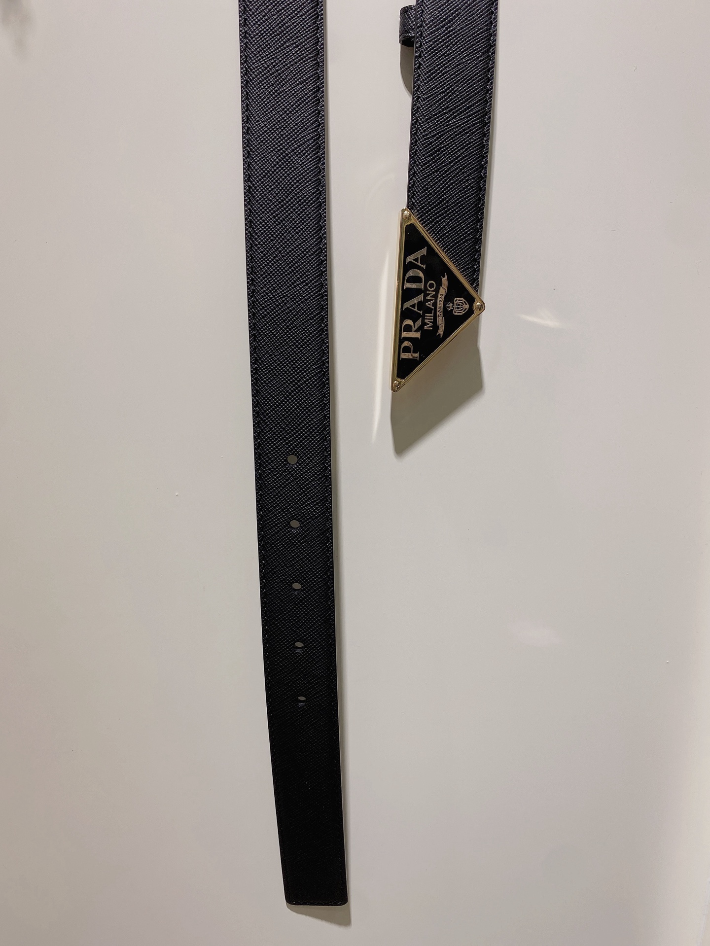  普拉达 男士Saffiano 皮革腰带搭配三角金属腰带搭扣 3.5cm
