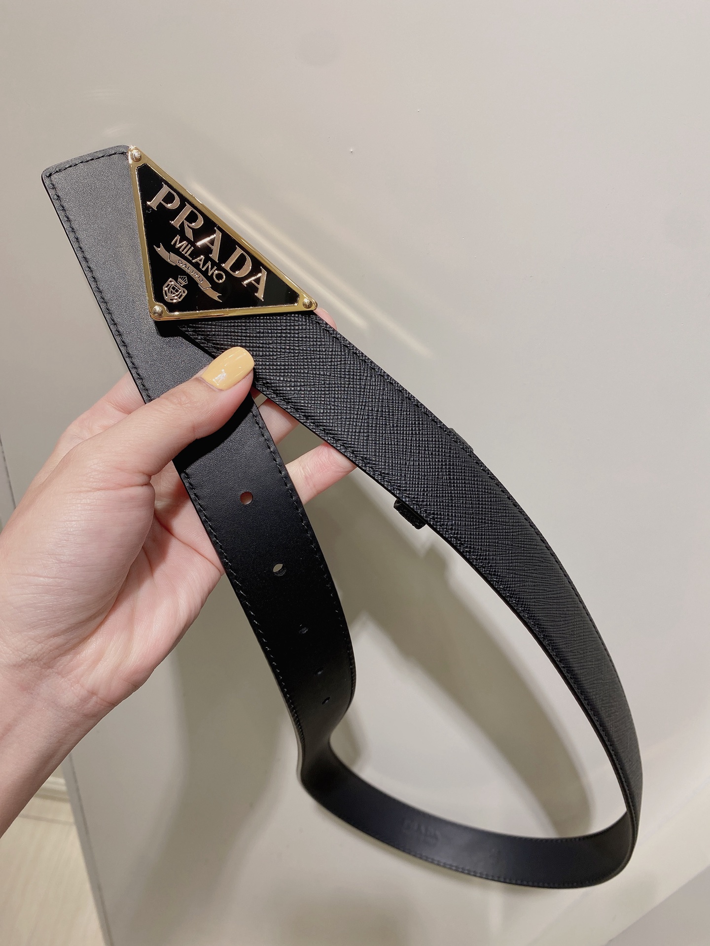  普拉达 男士Saffiano 皮革腰带搭配三角金属腰带搭扣 3.5cm