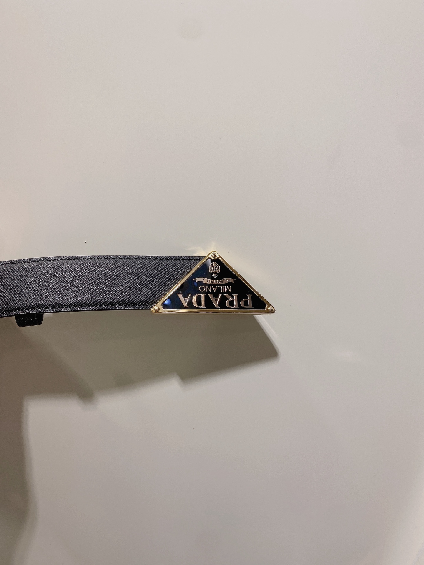  普拉达 男士Saffiano 皮革腰带搭配三角金属腰带搭扣 3.5cm