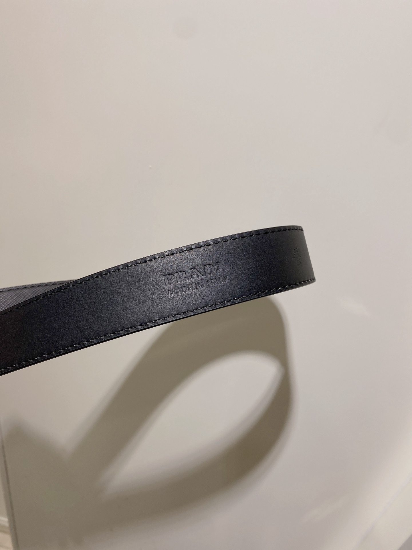  普拉达 男士Saffiano 皮革腰带搭配三角金属腰带搭扣 3.5cm
